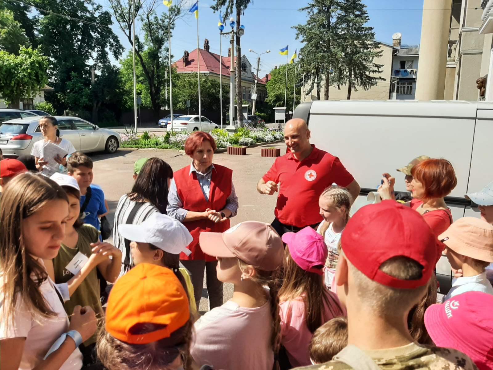 Przekazanie sprzętu dla dzieci ze wschodniej Ukrainy, przebywających na kolonii w Kałuszu