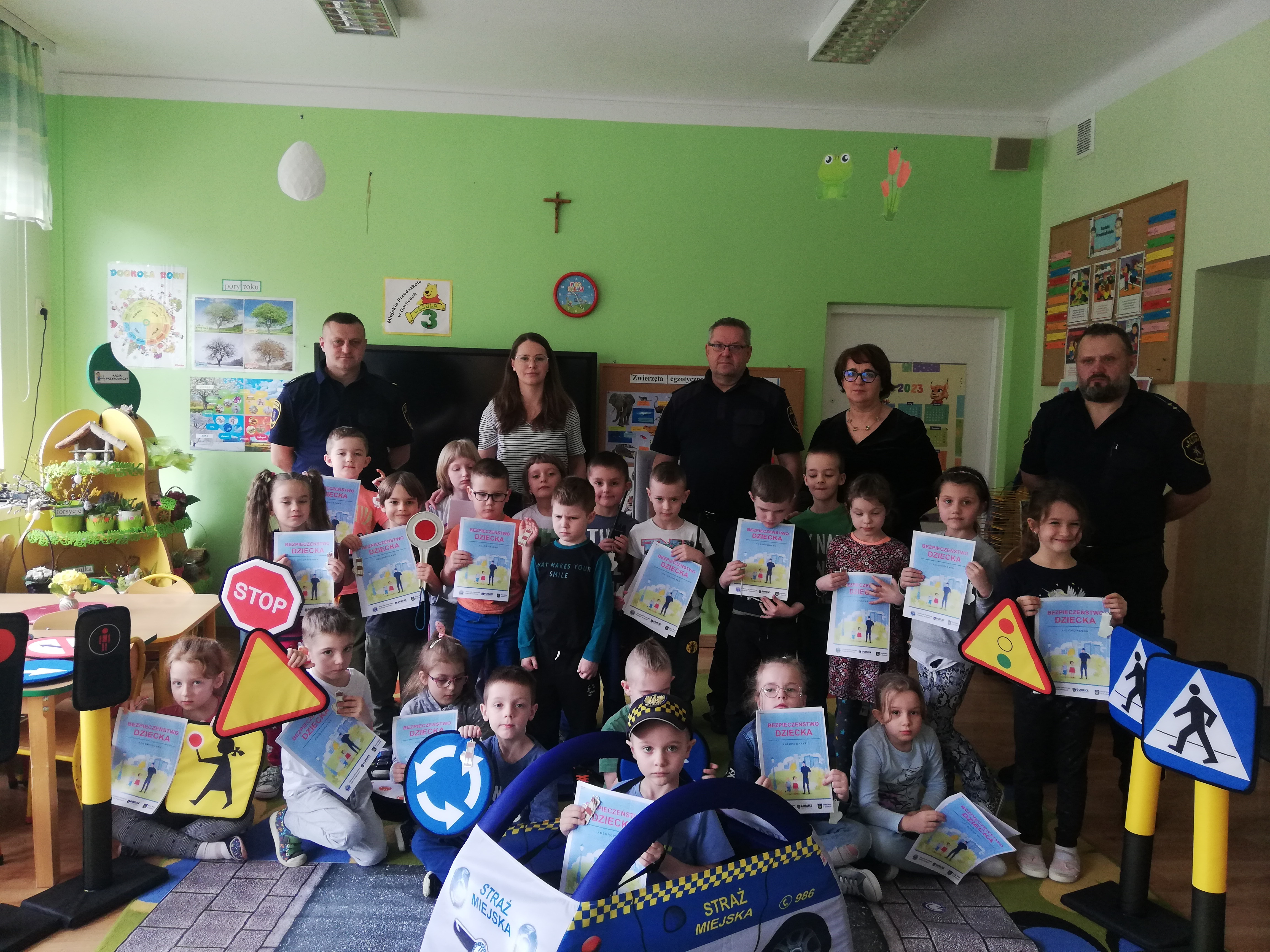 Strażnicy Miejscy, przedszkolaki i nauczyciele podczas spotkania w Miejskim Przedszkolu nr 3