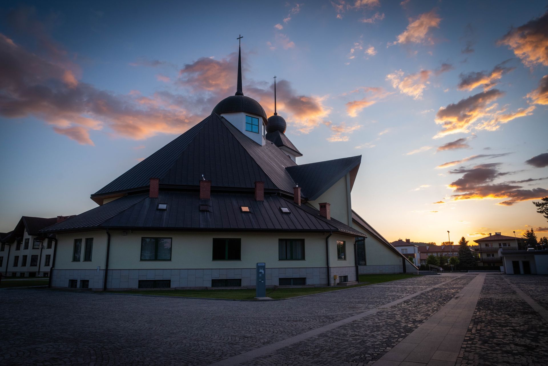 Widok na Kościół p.w. św. Jadwigi Królowej.