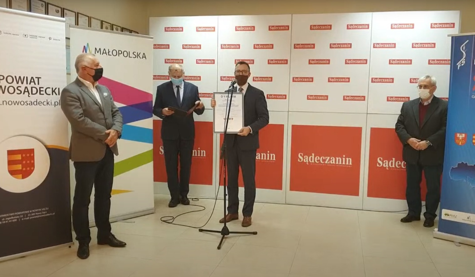 Daniel Janeczek odbiera nagrodę w plebiscycie