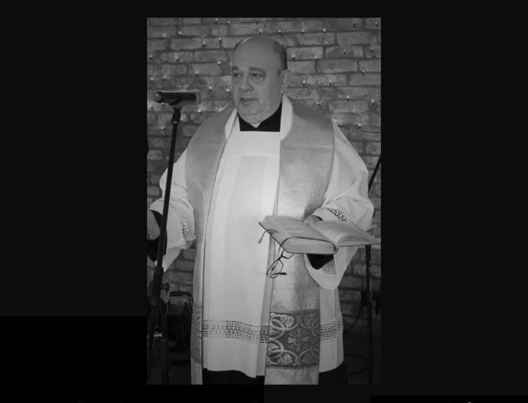 Czarno-białe zdjęcie ksiedza.