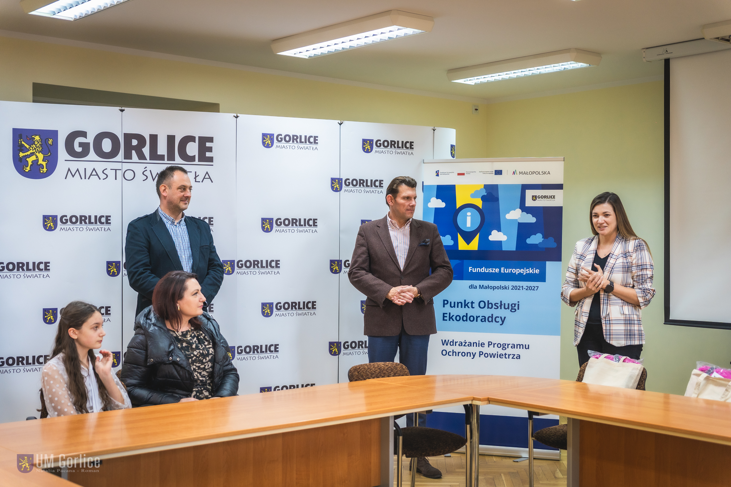 Burmistrz wręcza nagrody laureatom konkursu.