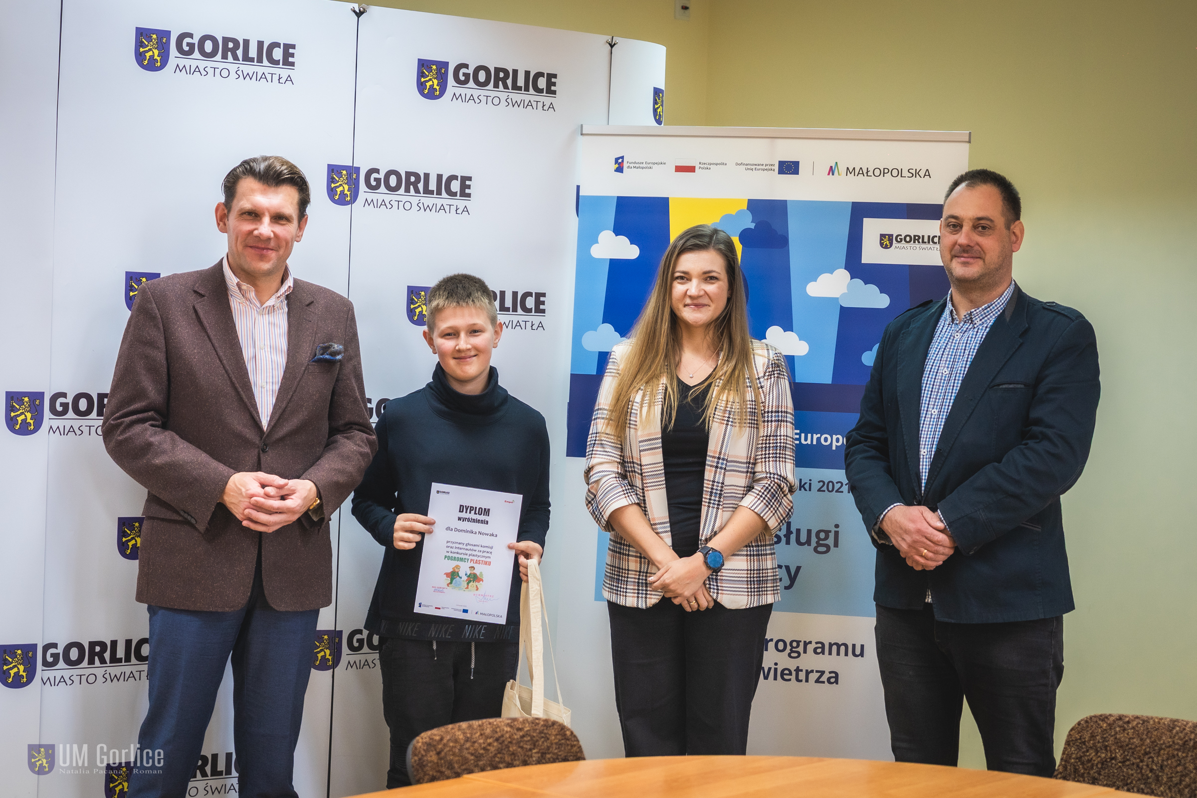 Burmistrz wręcza nagrody laureatom konkursu.