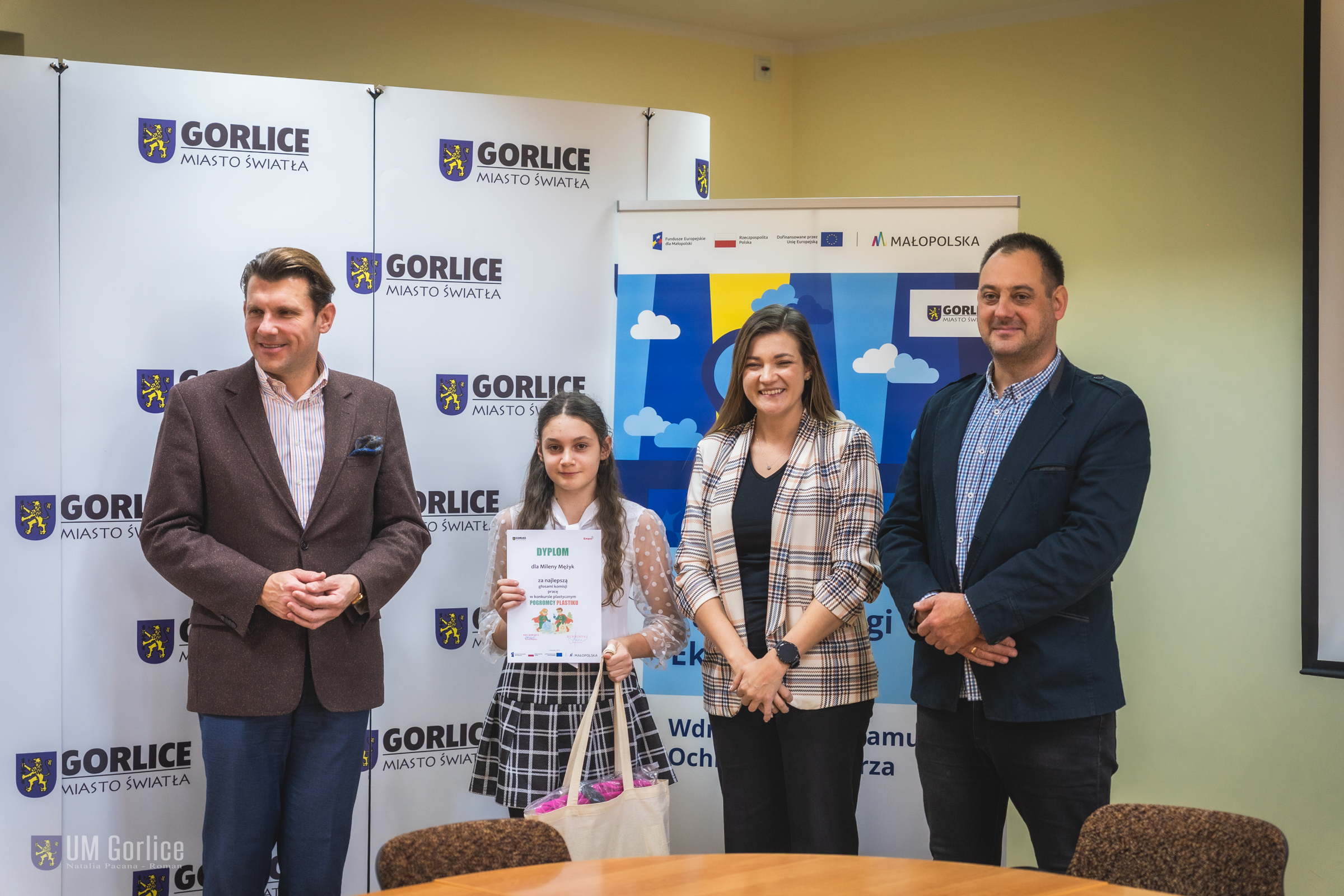 Burmistrz wręcza nagrody laureatom konkursu.
