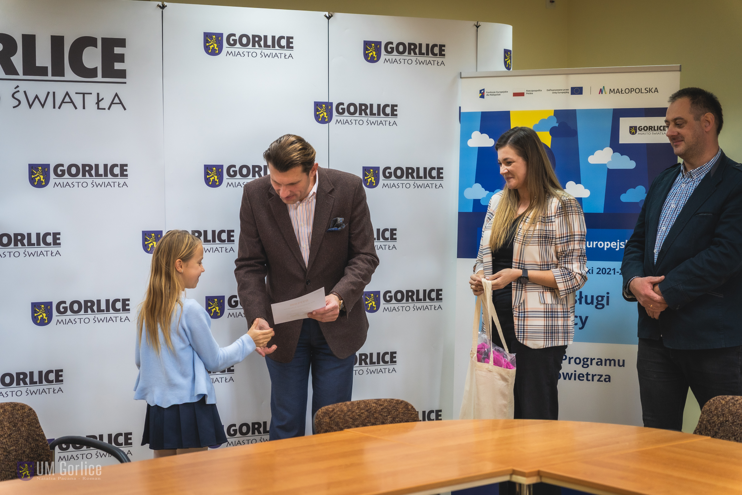 Burmistrz wręcza nagrody laureatom konkursu.