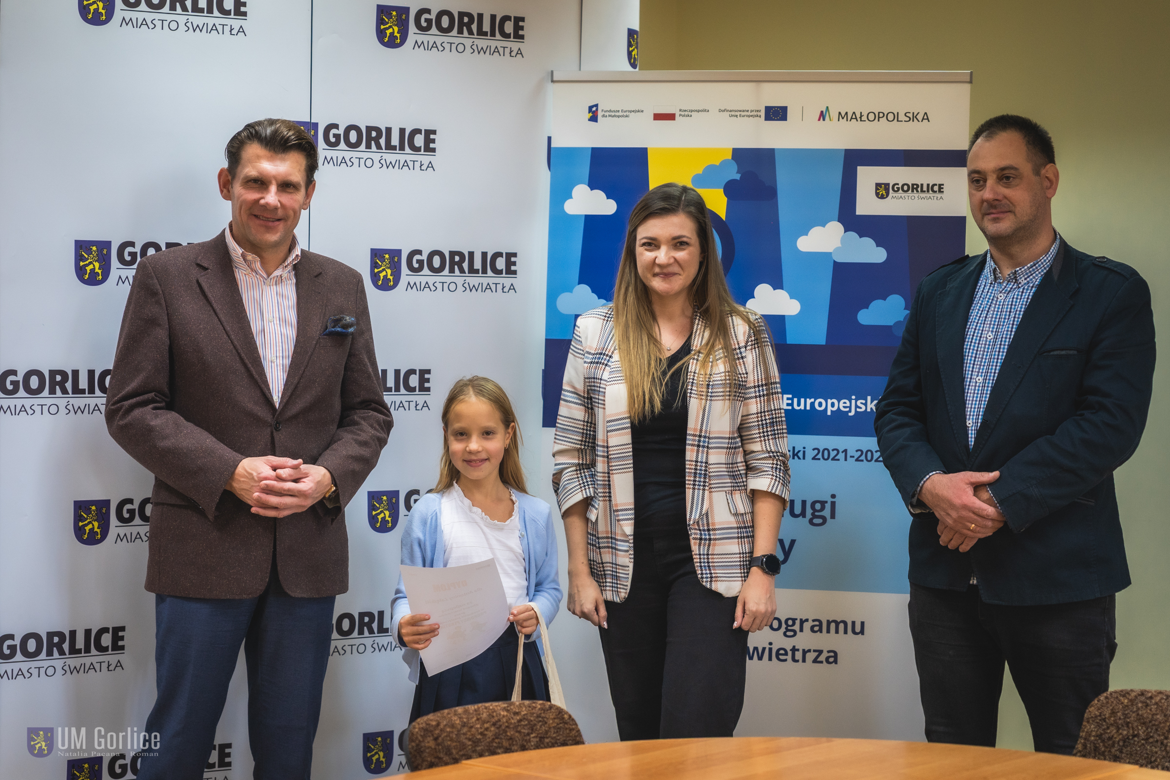 Burmistrz wręcza nagrody laureatom konkursu.