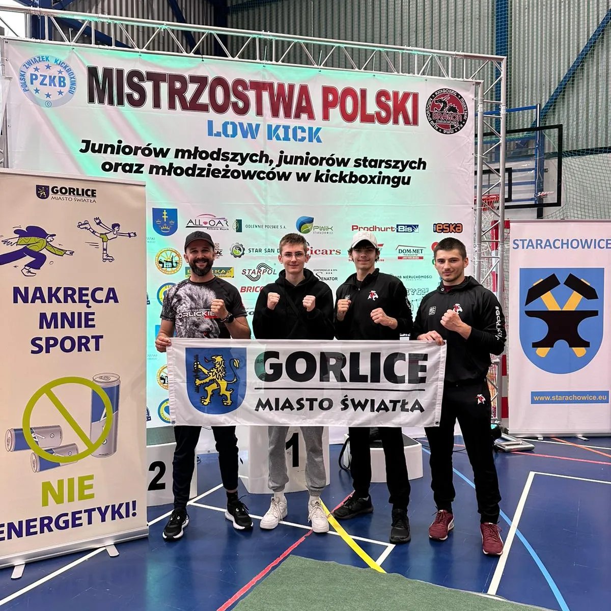 Zawodnicy z flagą Miasta Światła.