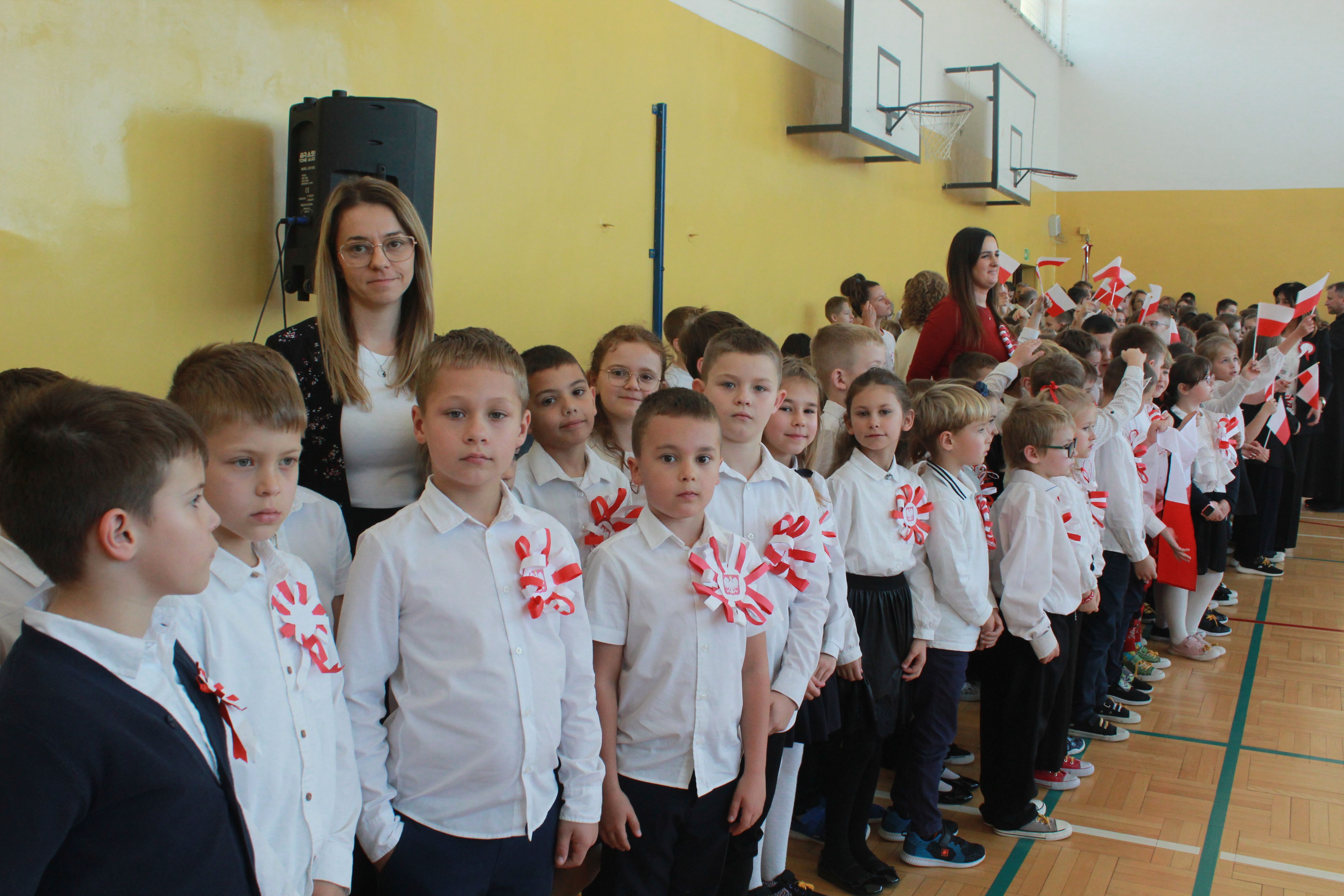 Patriotyczne uroczystości w sali gimastycznej MZS nr 5.