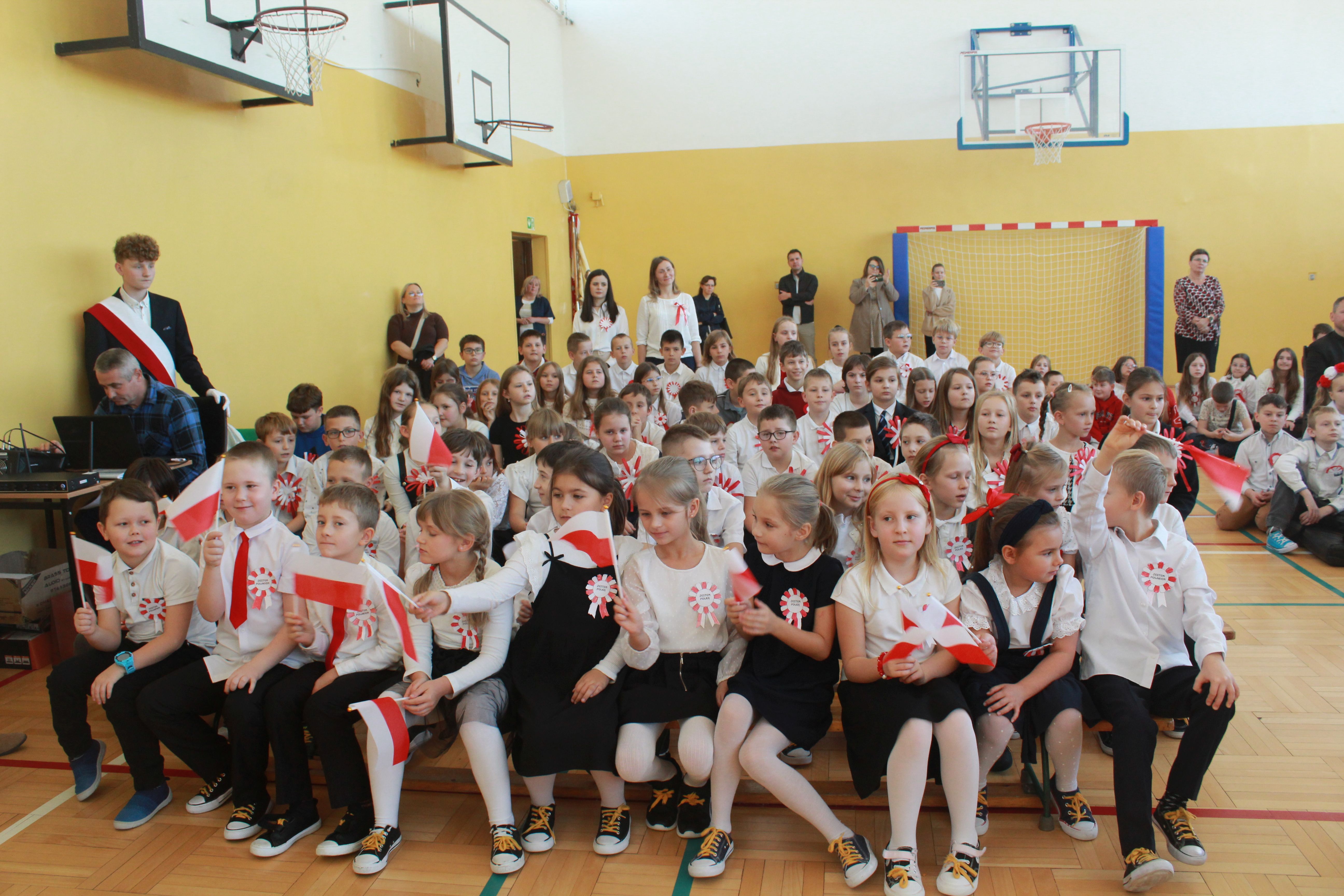 Patriotyczne uroczystości w sali gimastycznej MZS nr 5.