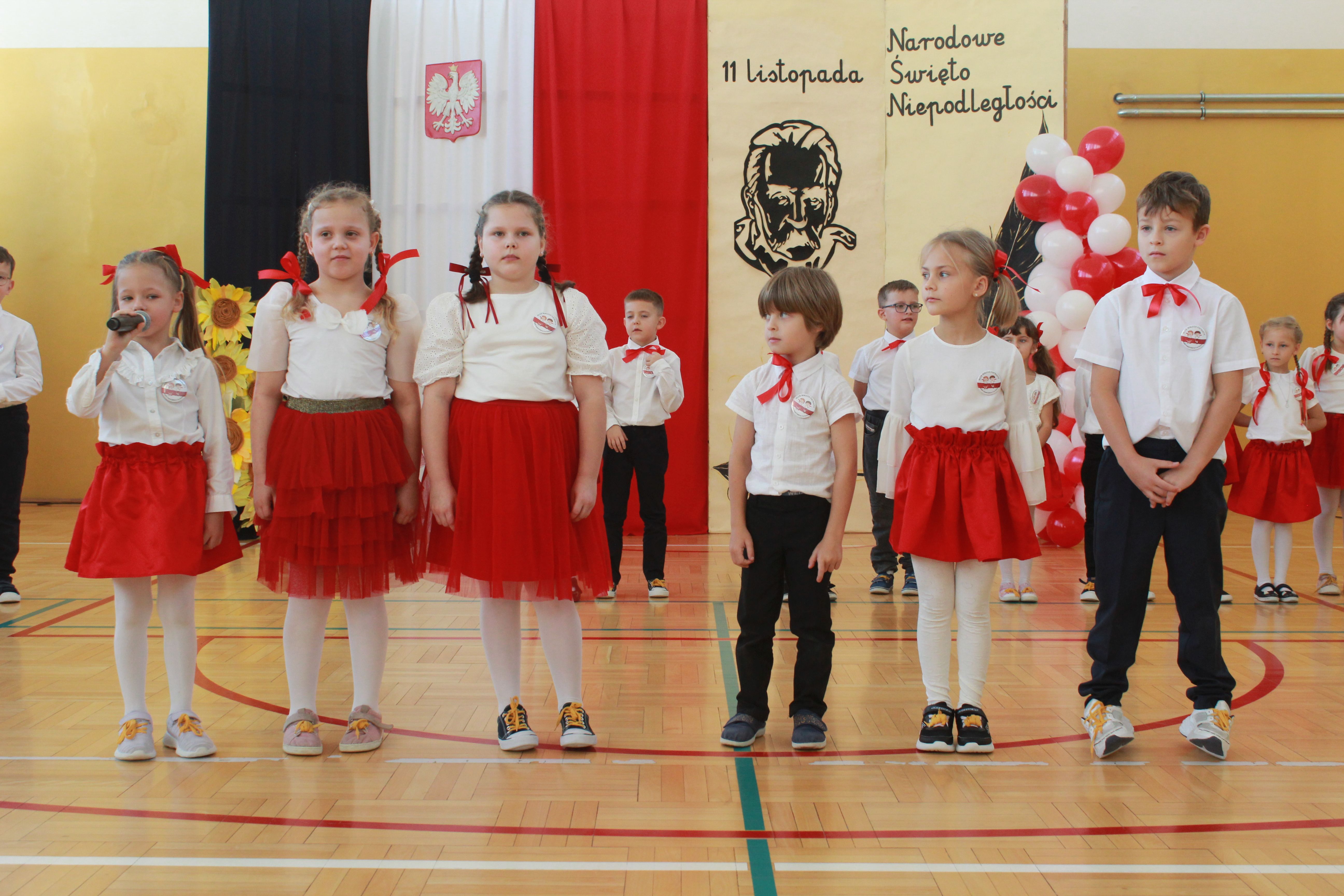 Patriotyczne uroczystości w sali gimastycznej MZS nr 5.