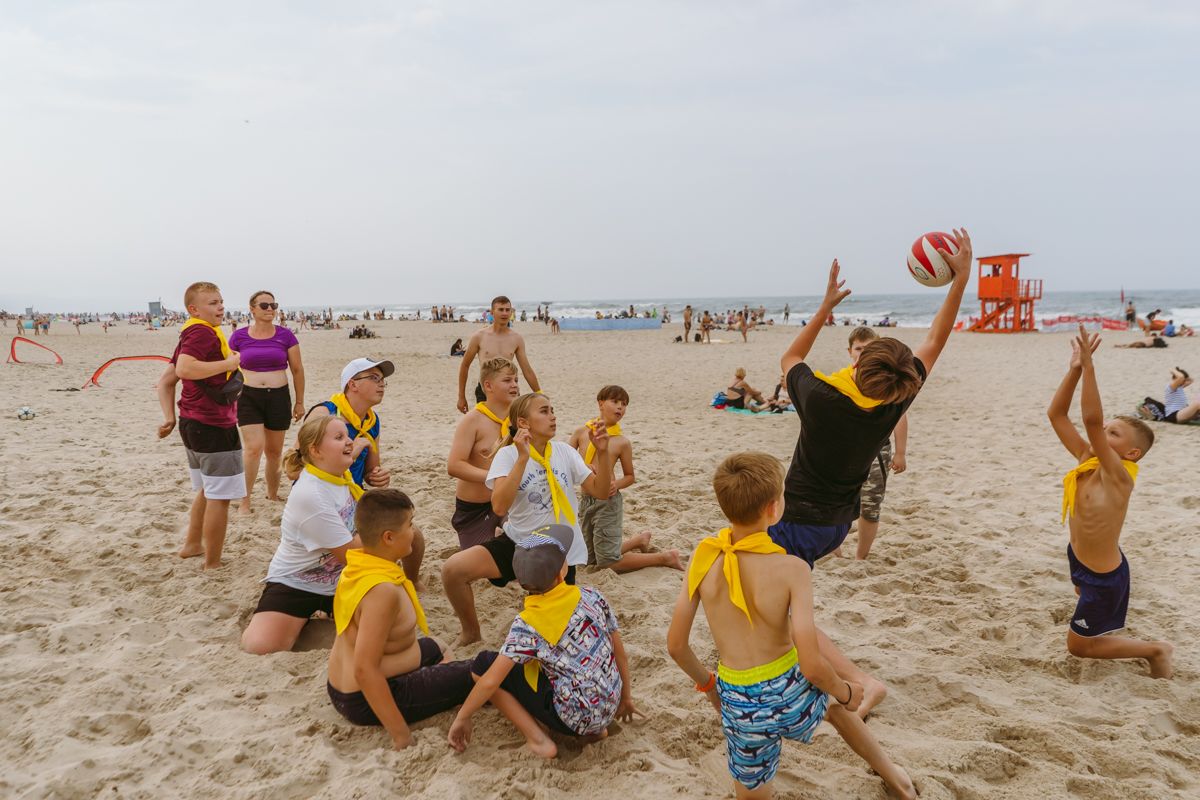 Dzieci bawią się na plaży.