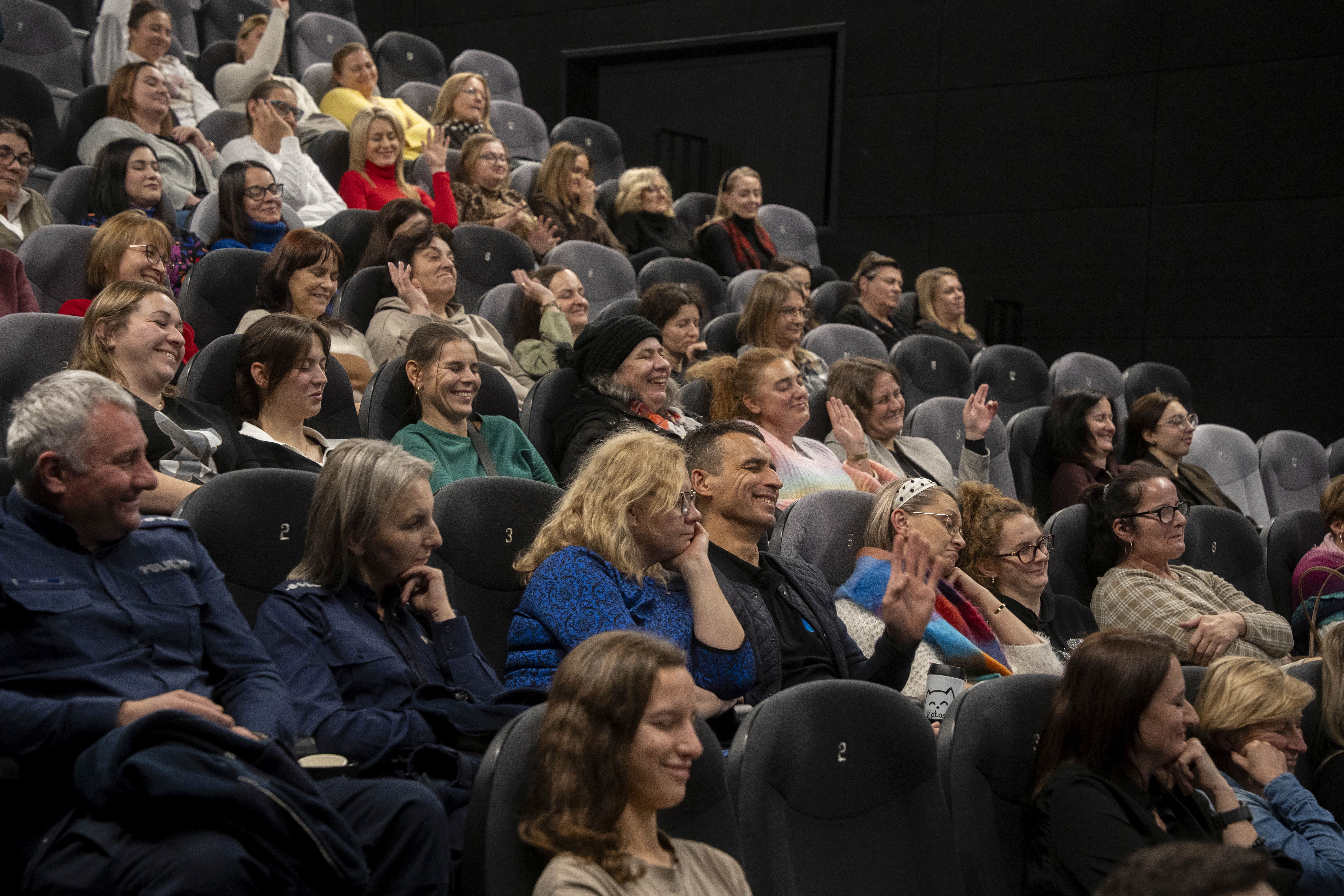 Uczestnicy konferencji na sali kinowej.