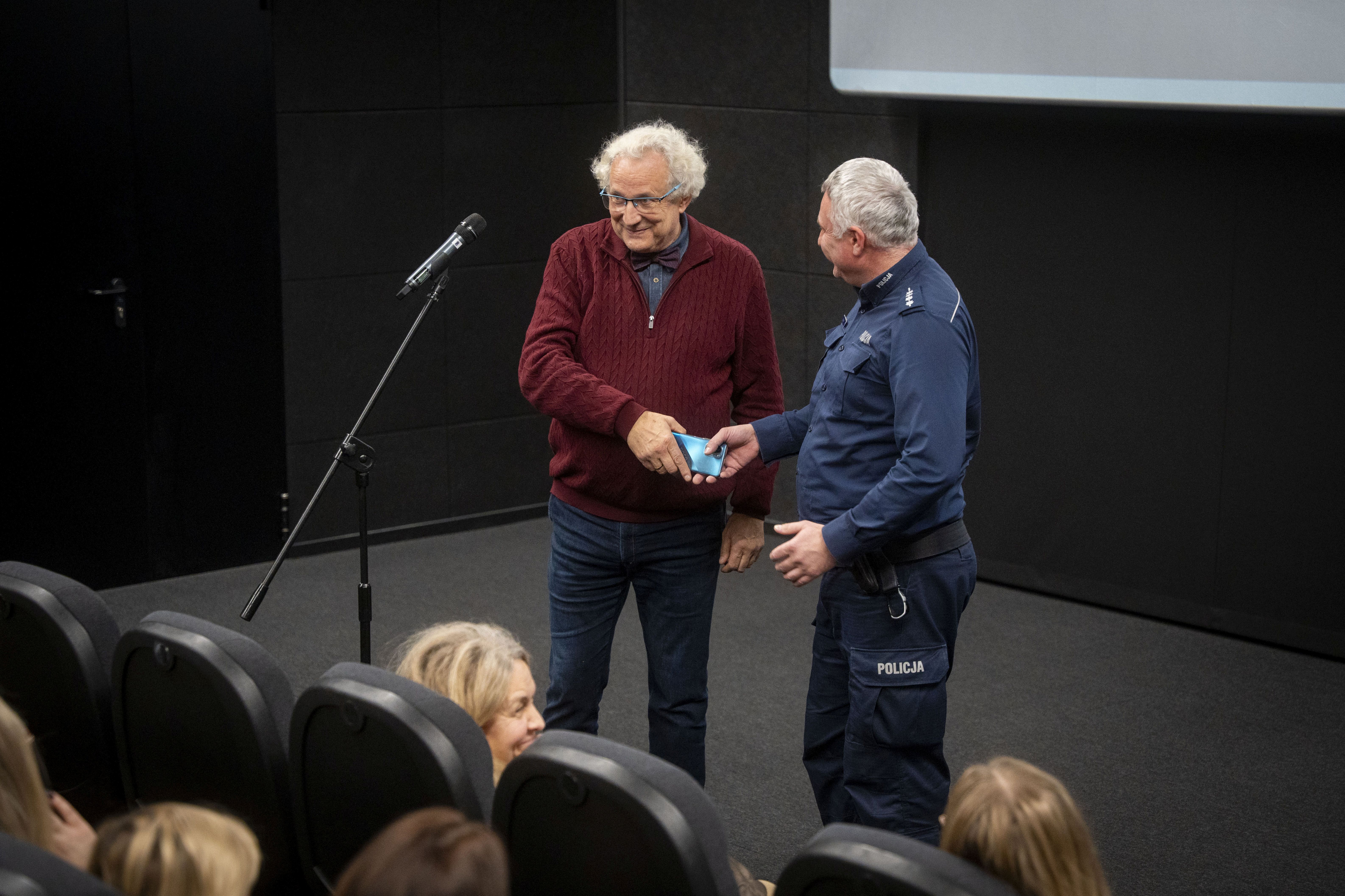 Uczestnicy konferencji na sali kinowej.