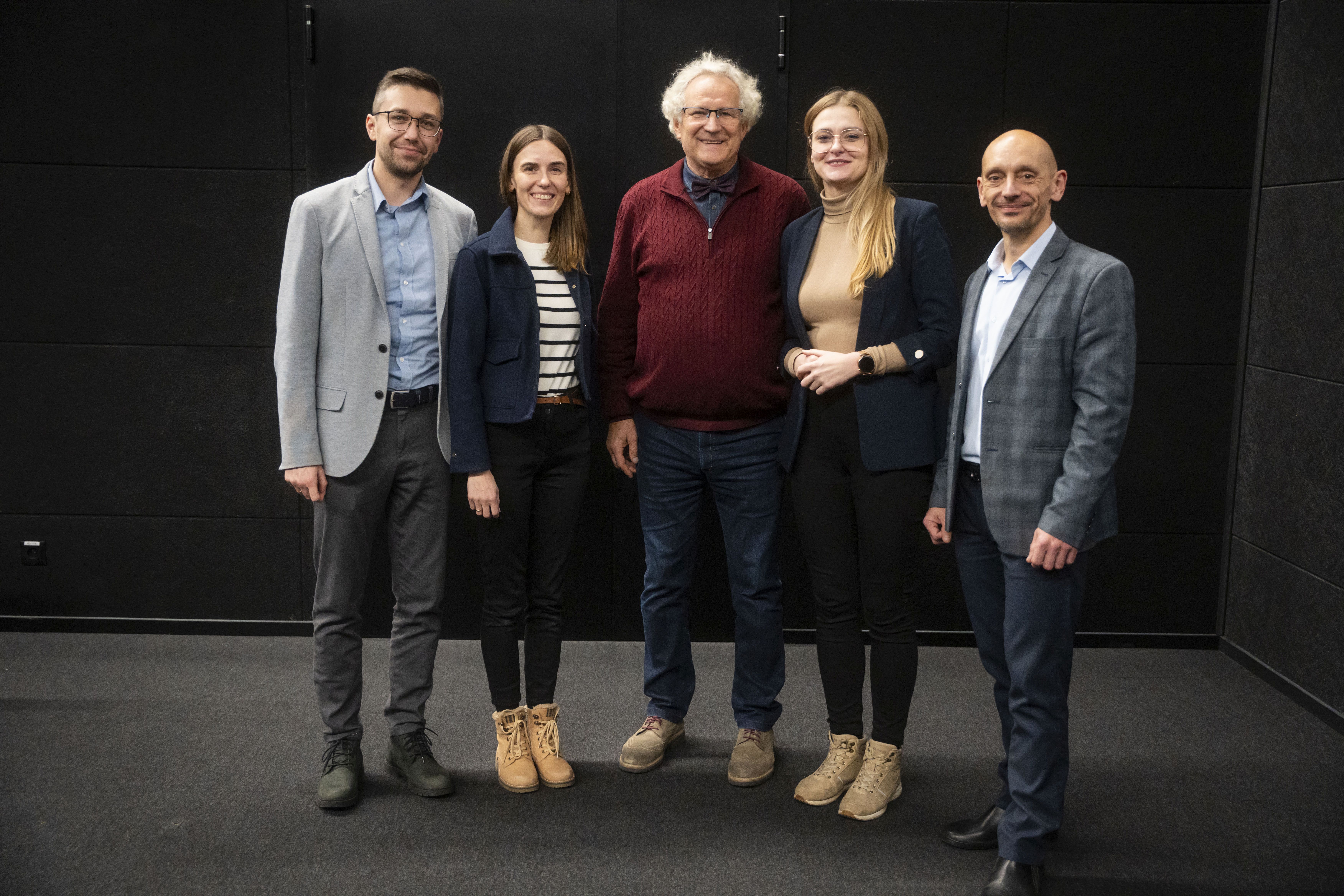 Organizatorzy konferencji na scenie.