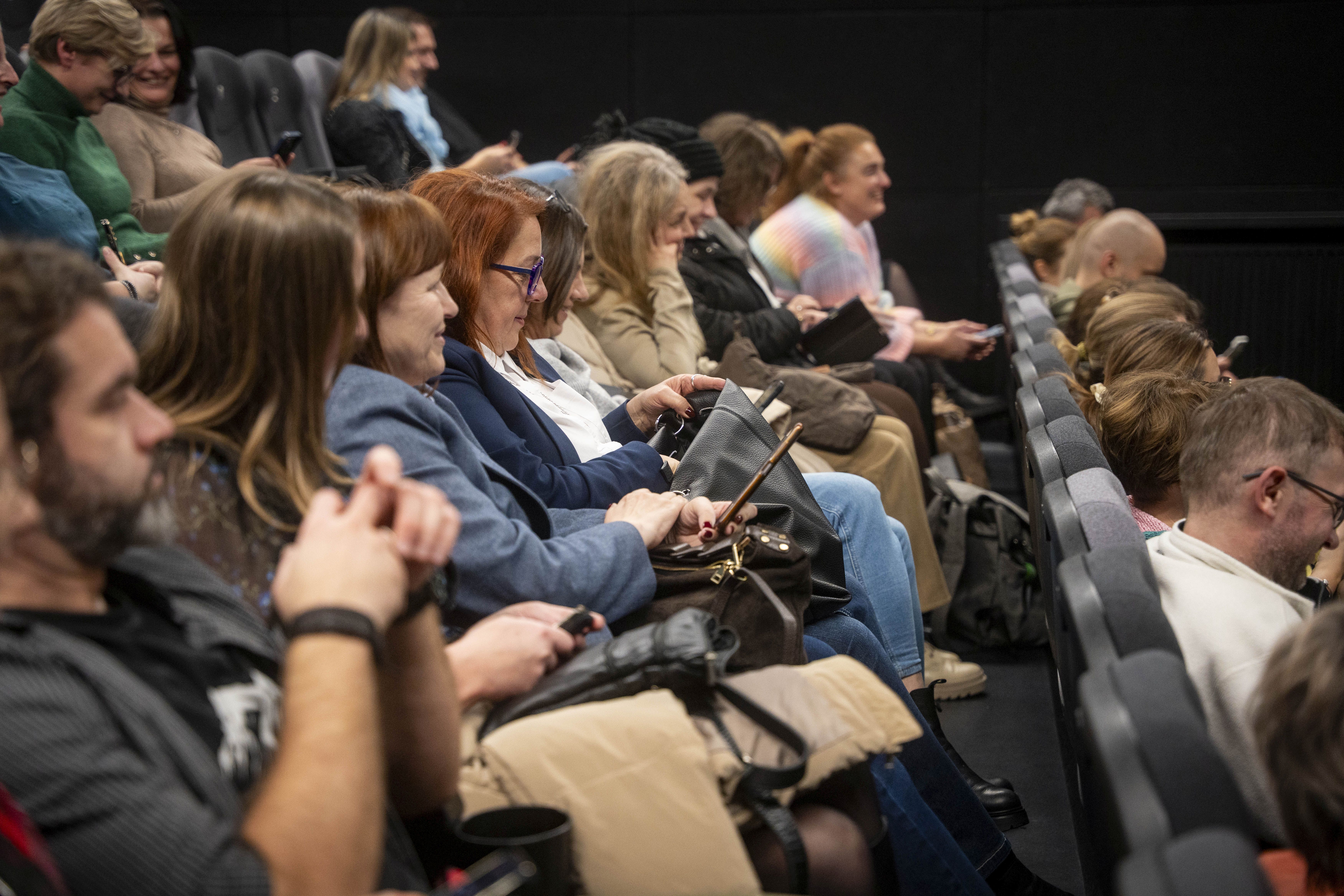 Uczestnicy konferencji na sali kinowej.