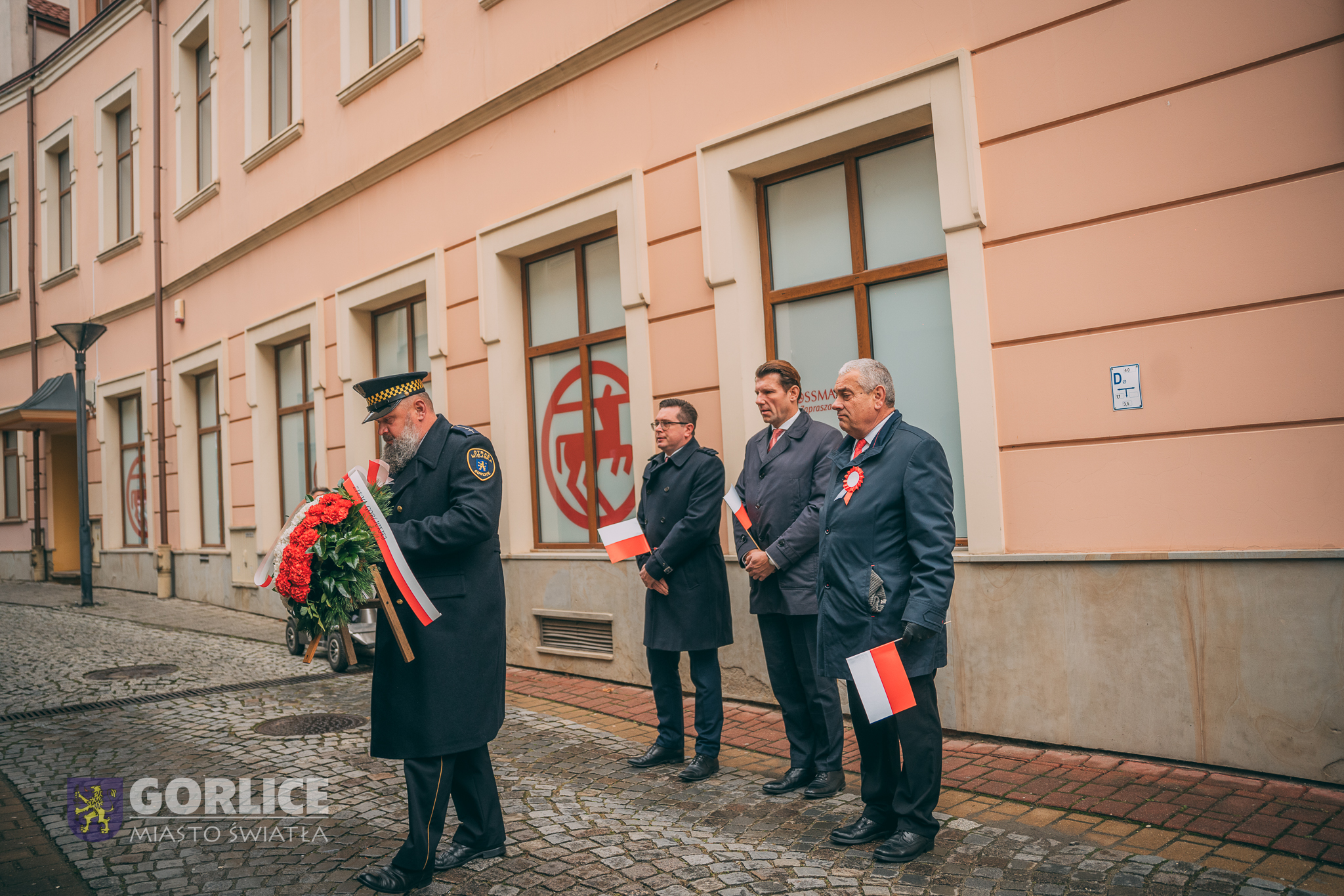 Złożenie kwiatów pod tablicą Piłsudskiego