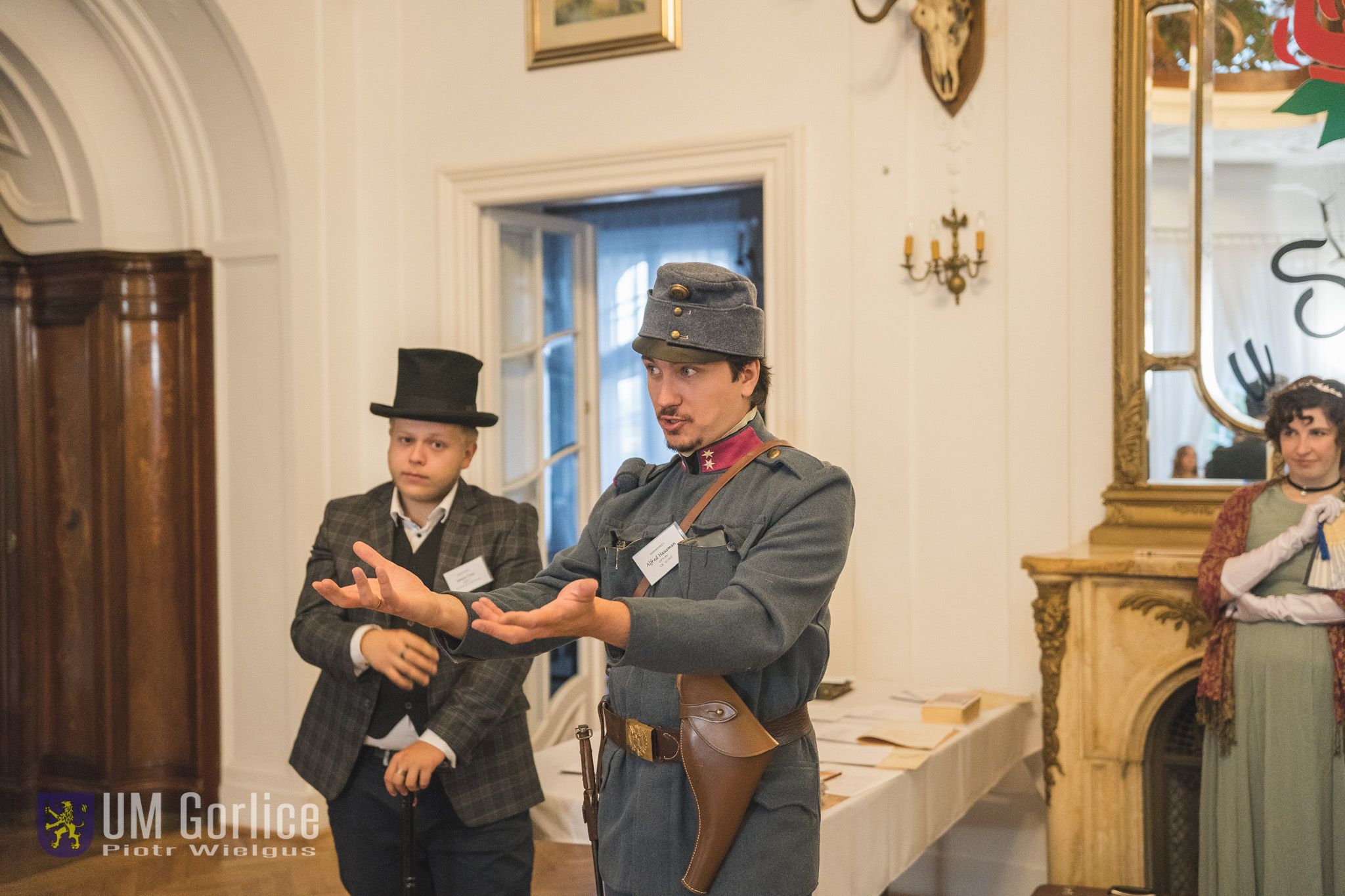 Uczestnicy larpa w Pałacu Długoszów podczas odgrywania scenek.