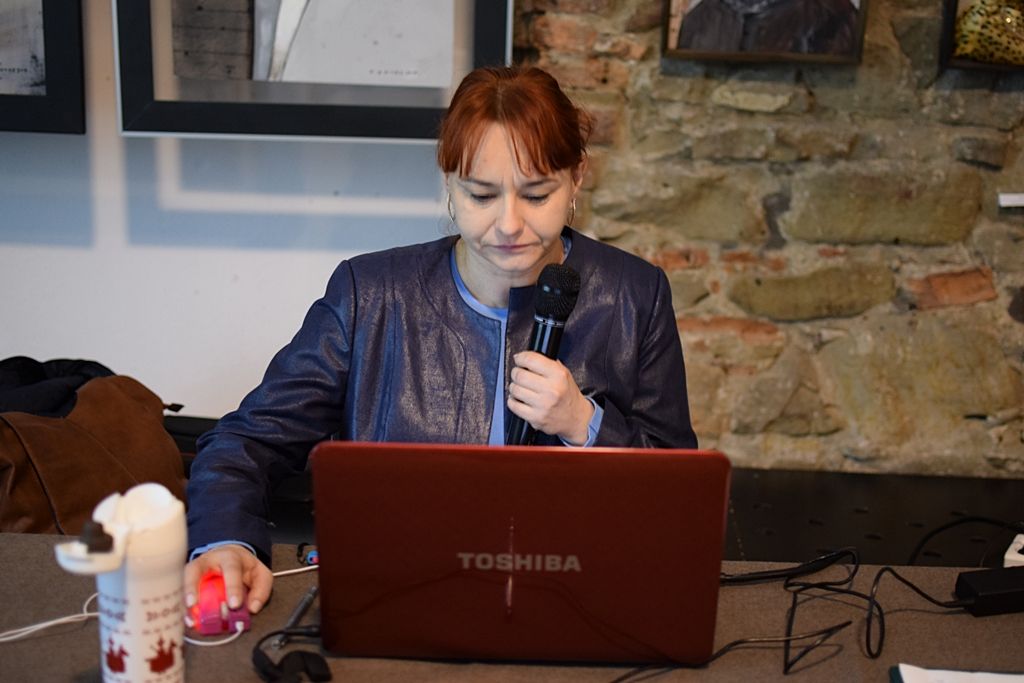 Katarzyna Liana prowadzi prelekcję w Dworze Karwacjanów.