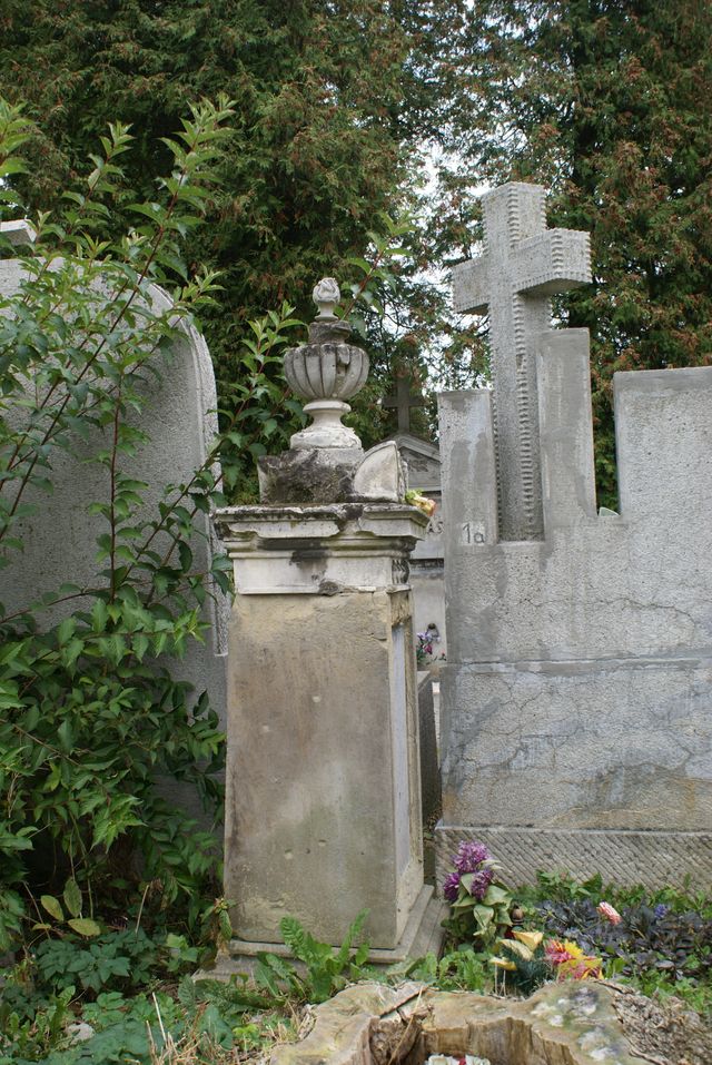 Nagrobek do renowacji.