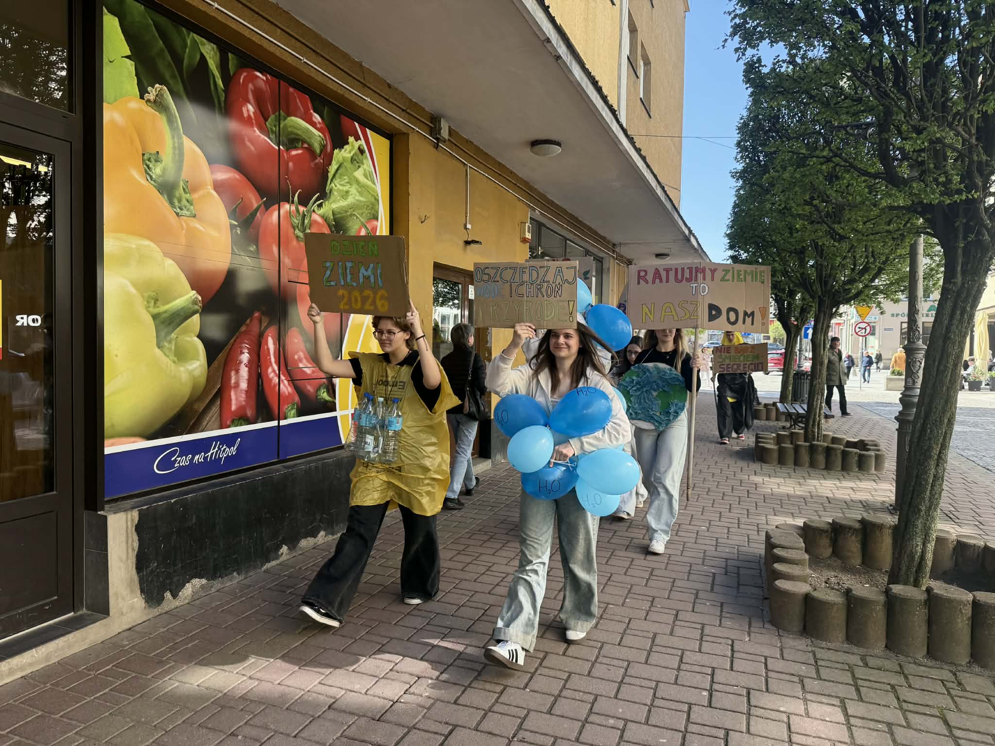 Młodzież z I LO podczas happeningu na ul. 3 Maja