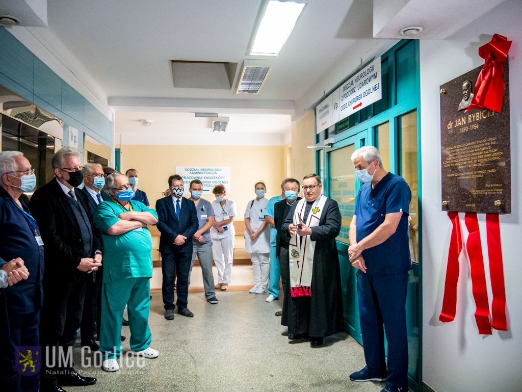 Odsłonięcie tablicy poświęconej Janowi Rybickiemu.