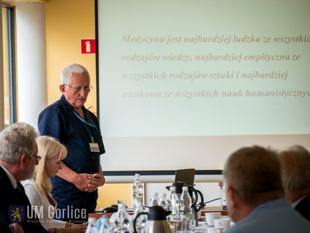 Dr Rachel wygłasza prelekcję.