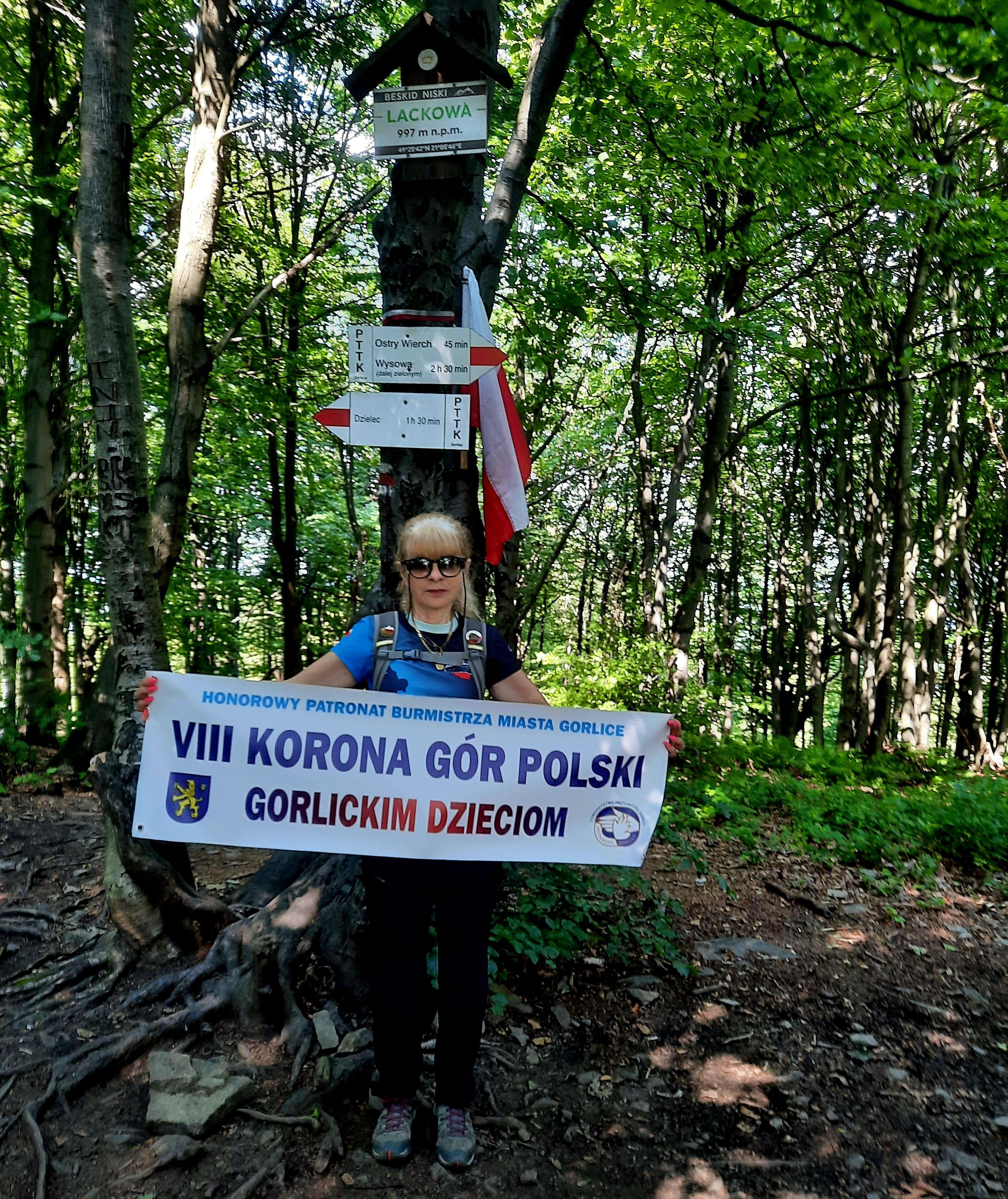 Wiesława Brudnaik na szczycie Lackowej z banerem "Korona Gór Polski - gorlickim dzieciom"