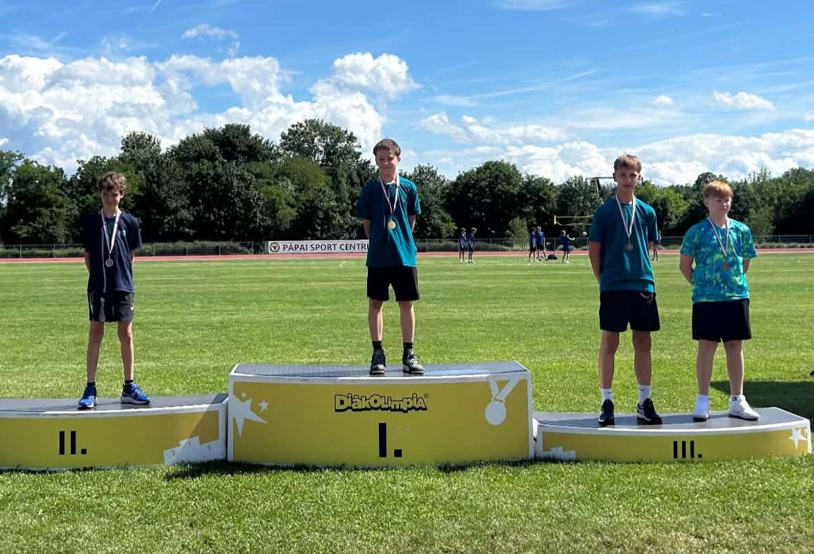 Zawodnicy na podium.