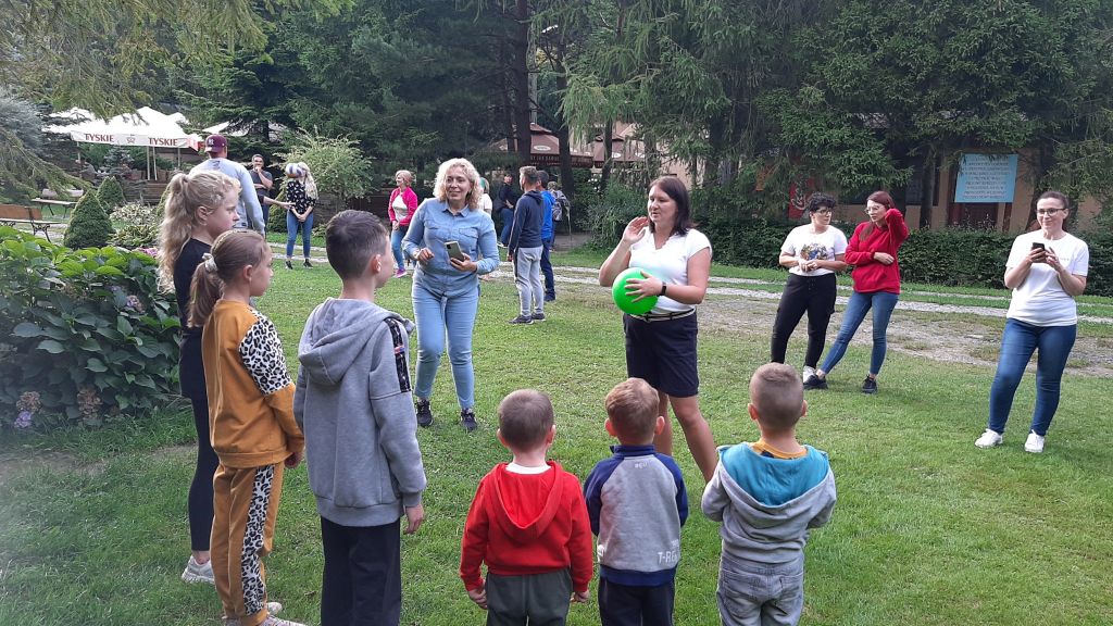 Uczestnicy pikniku na polanie.