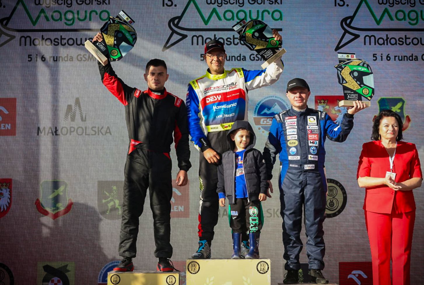 Zawodnicy na podium.