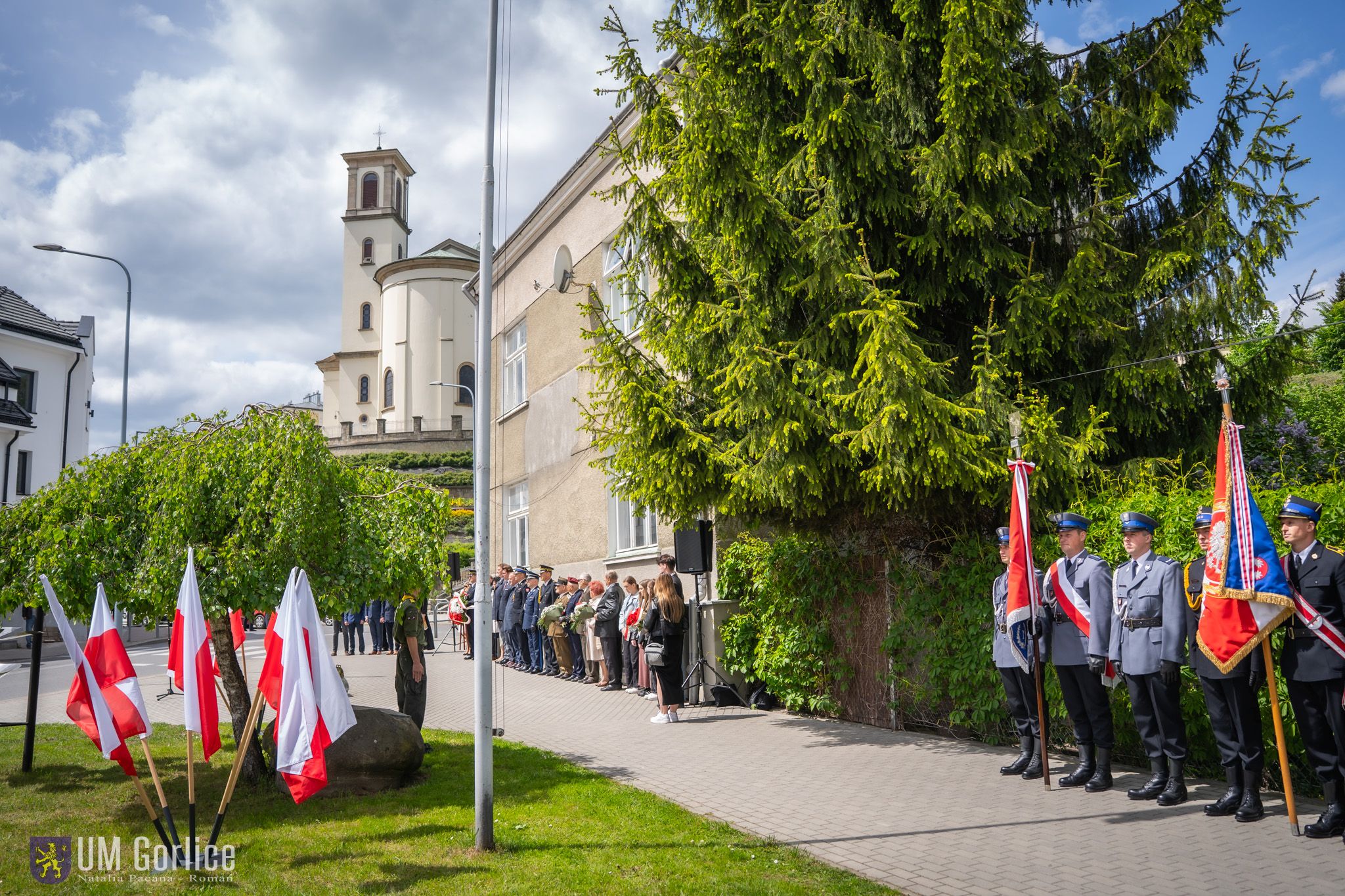 Uczestnicy wydarzenia pod budynkiem Sklarczykówki.