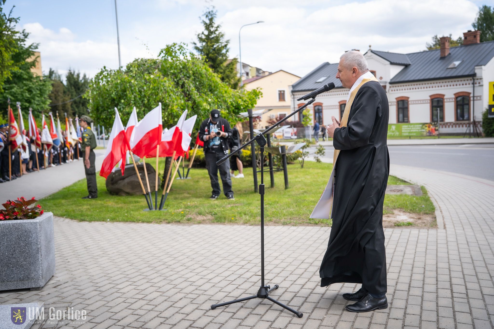 Modlitwę odmawia proboszcz.