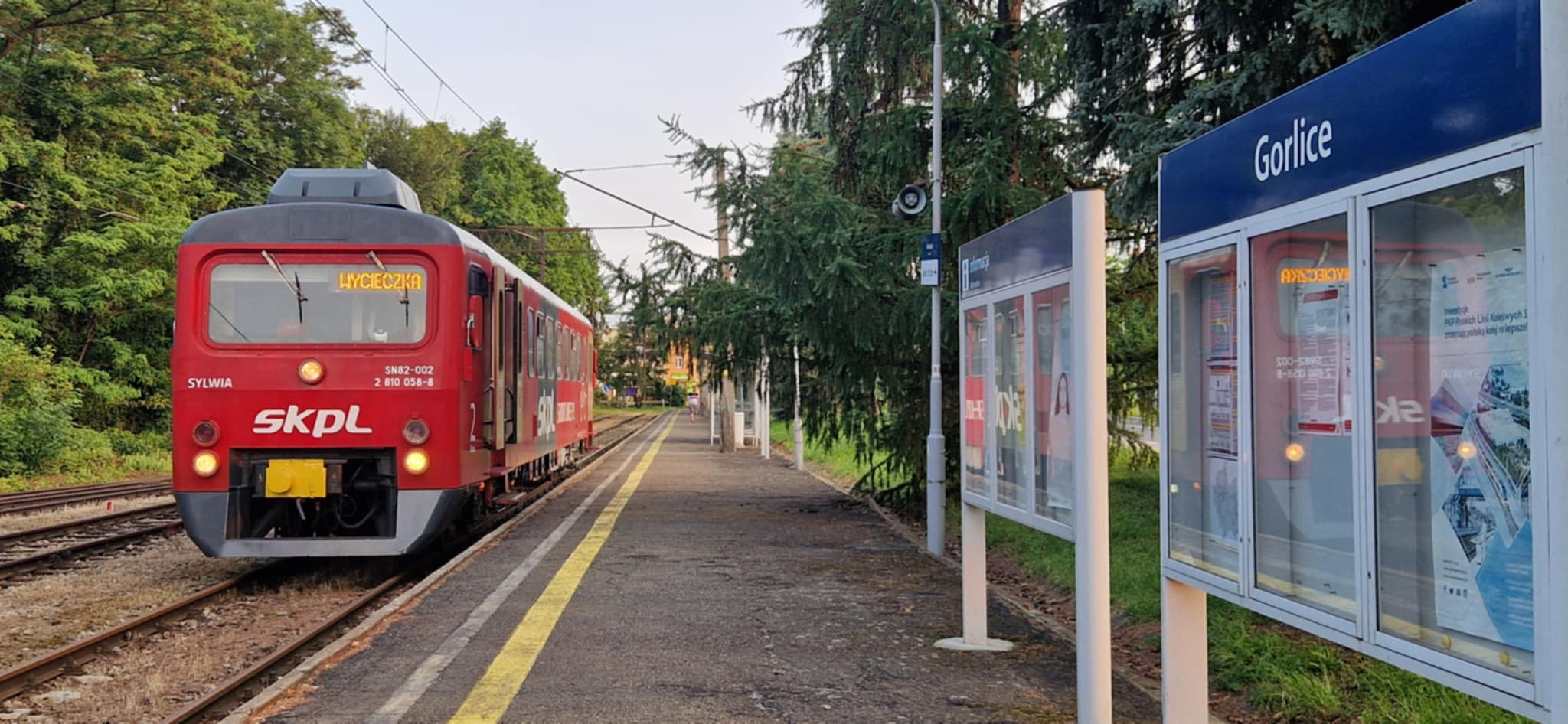 Uczniowie MZS nr 5 w Sanoku - na dworcu obok pociagu.