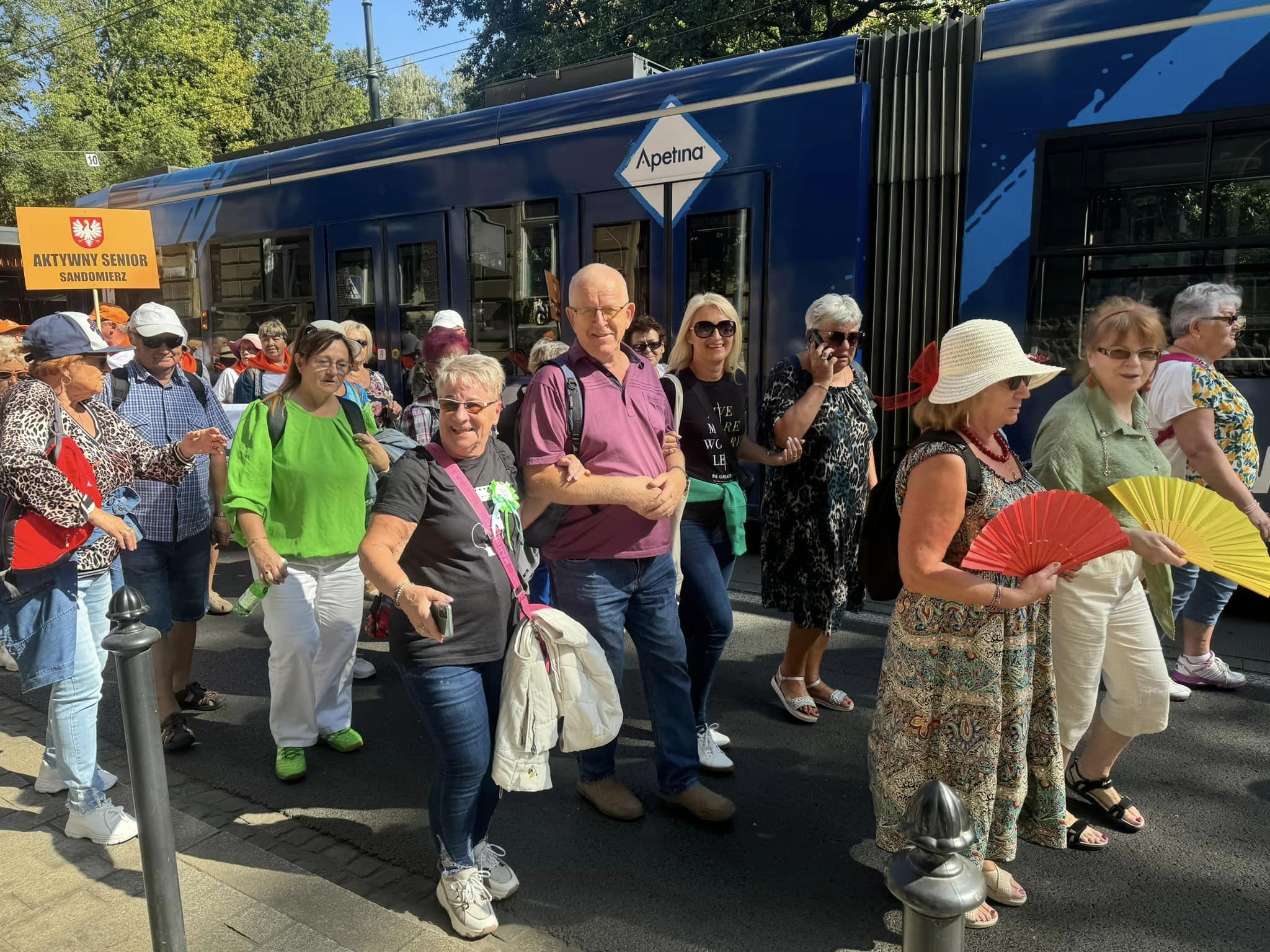Seniorzy przed autobusem.