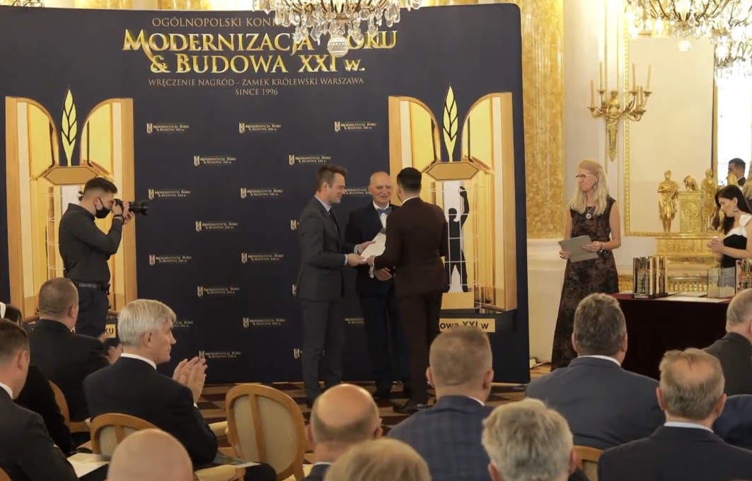 Łukasz Bałajewicz odbiera nagrodę.