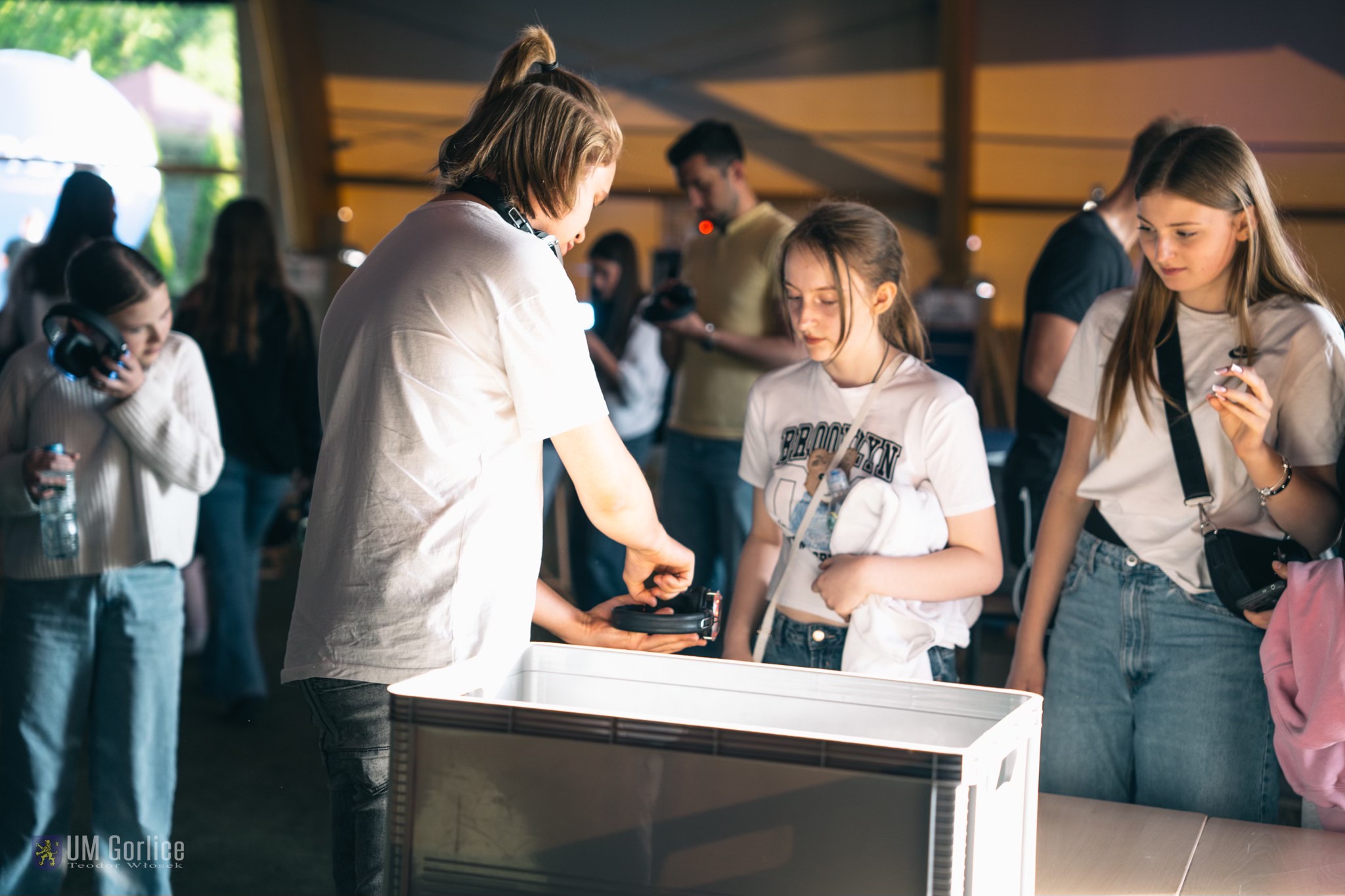 Młodzież bawi się na silent disco w Arenie Gorlice.