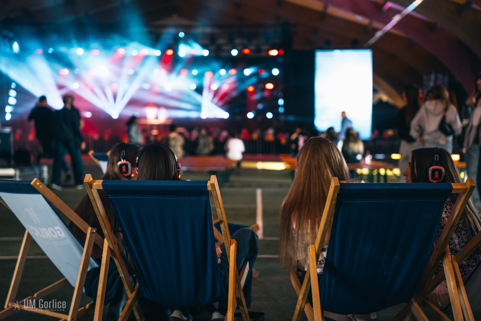 Młodzież bawi się na silent disco w Arenie Gorlice.