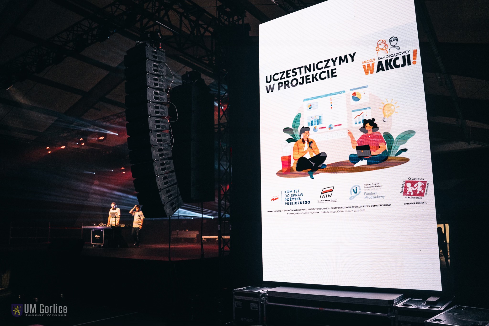 Młodzież bawi się na silent disco w Arenie Gorlice.