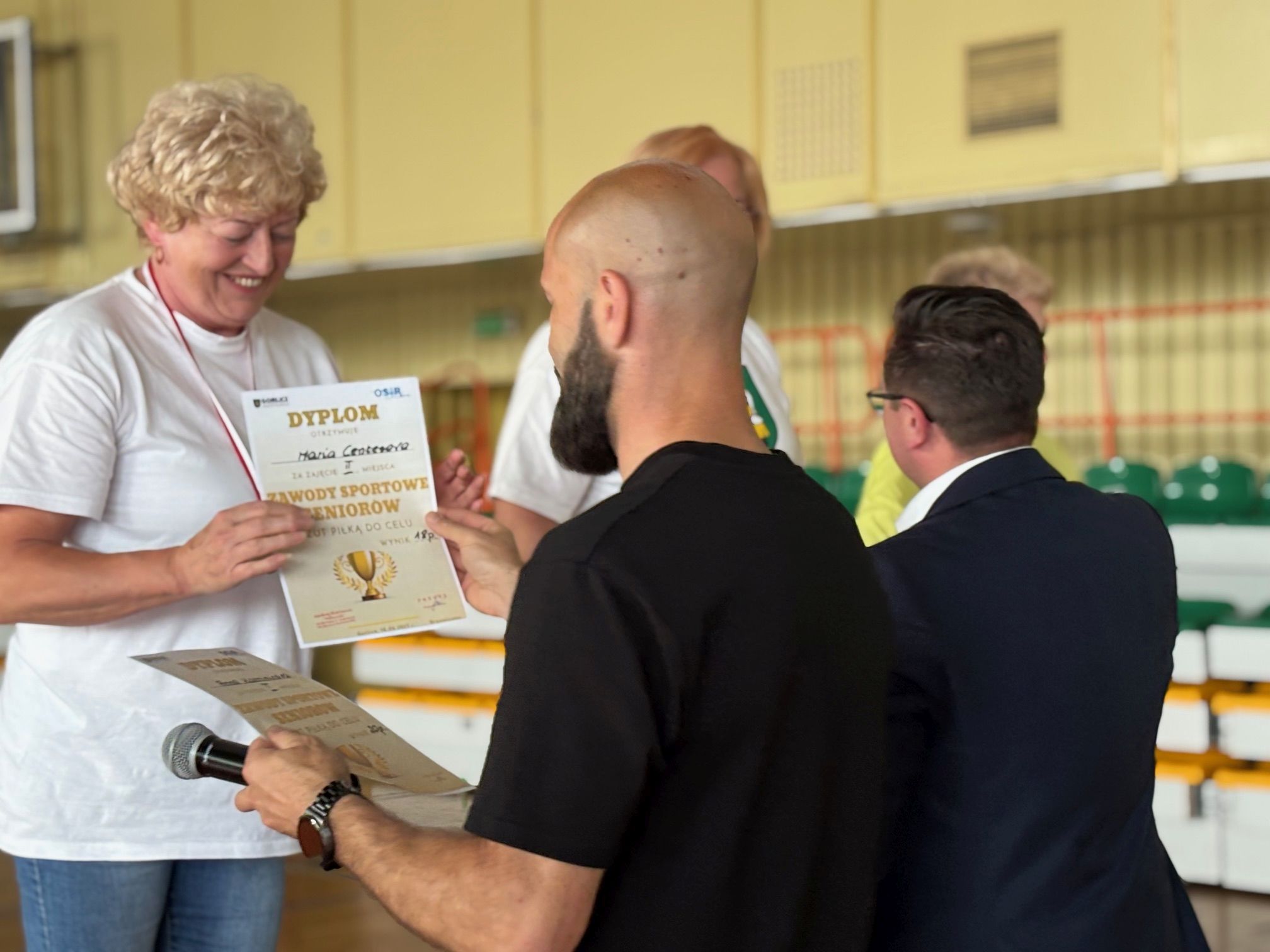 Uczestnicy spartakiady na podium - odbierają nagrody.