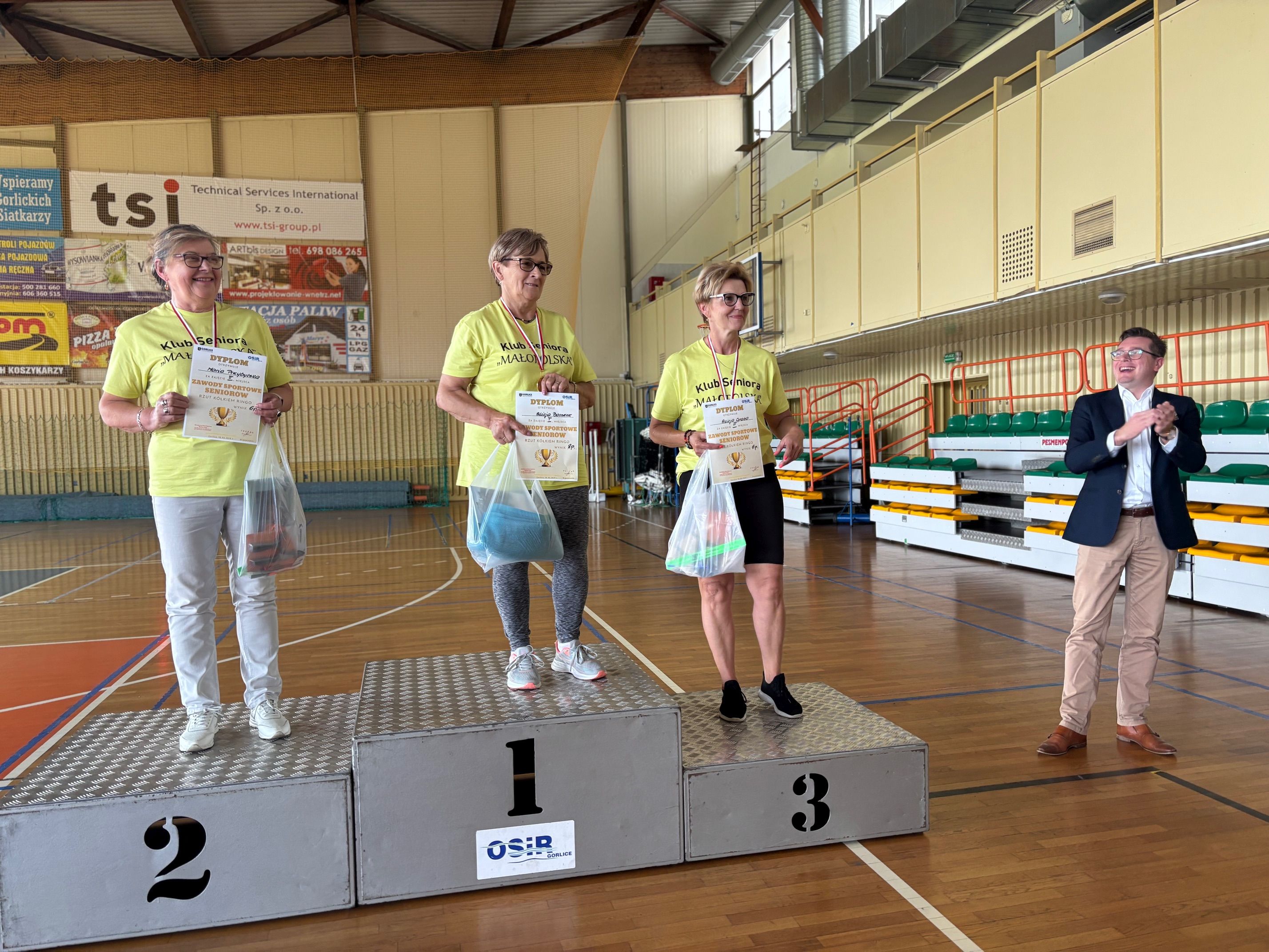 Uczestnicy spartakiady na podium - odbierają nagrody.