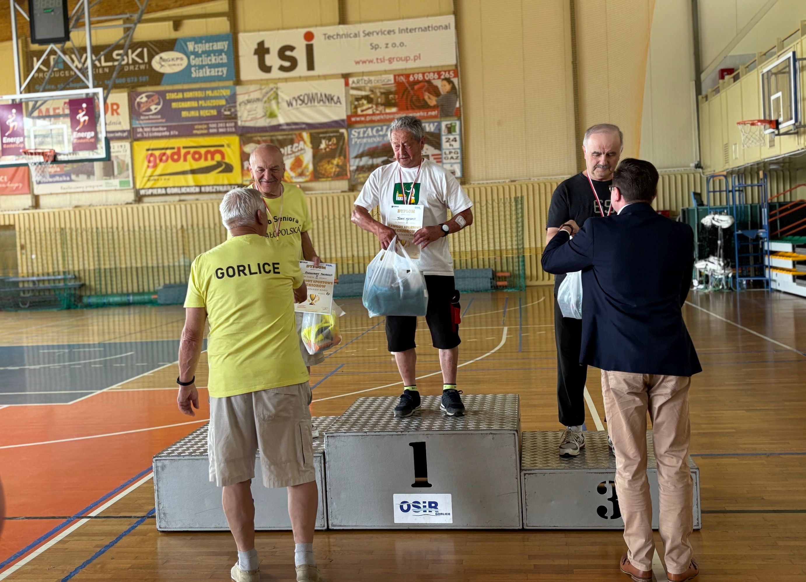 Uczestnicy spartakiady na podium - odbierają nagrody.