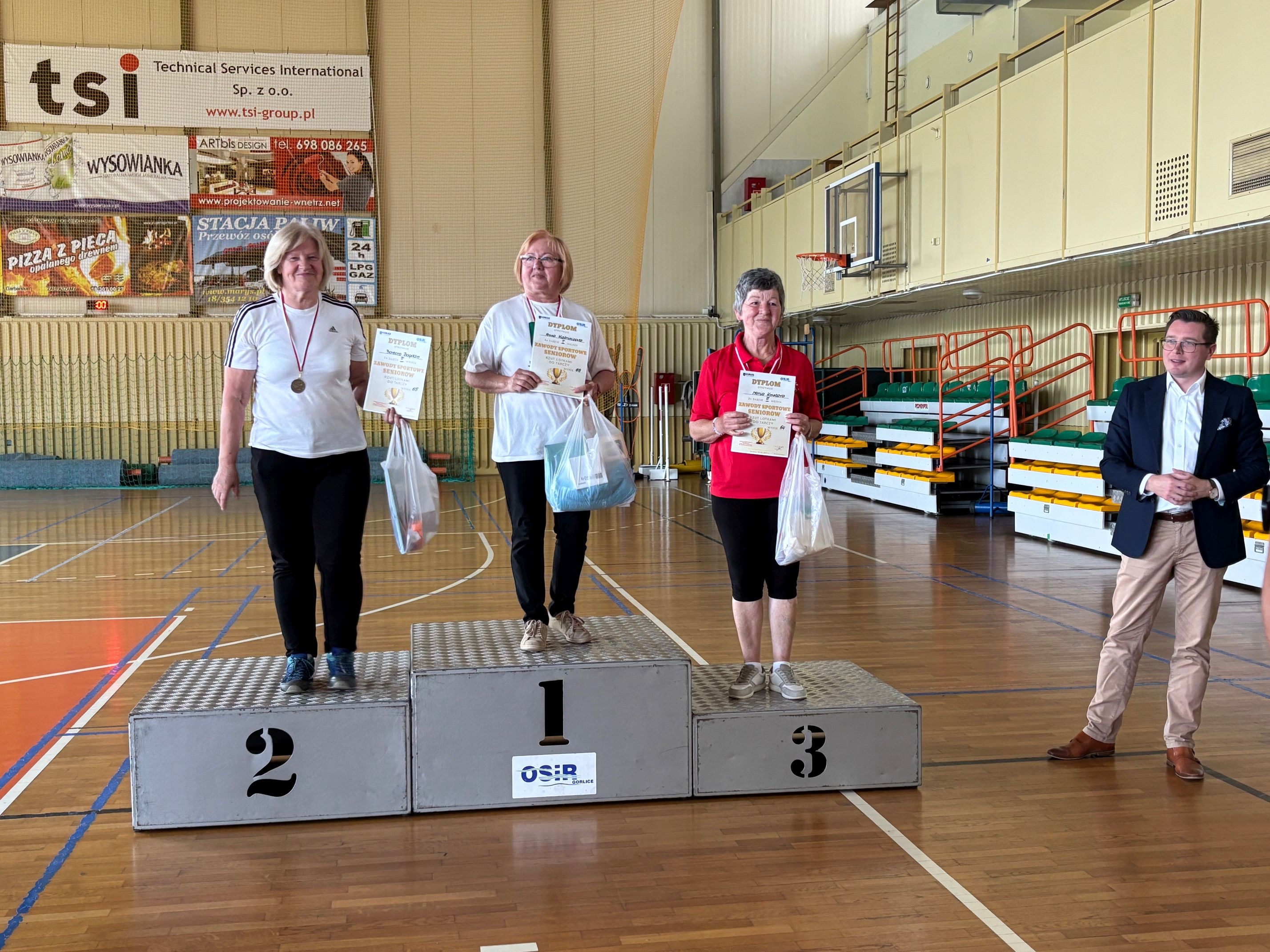 Uczestnicy spartakiady na podium - odbierają nagrody.