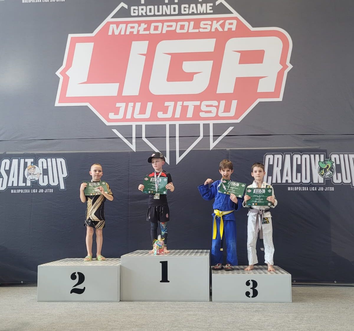 Zawodnicy na podium.