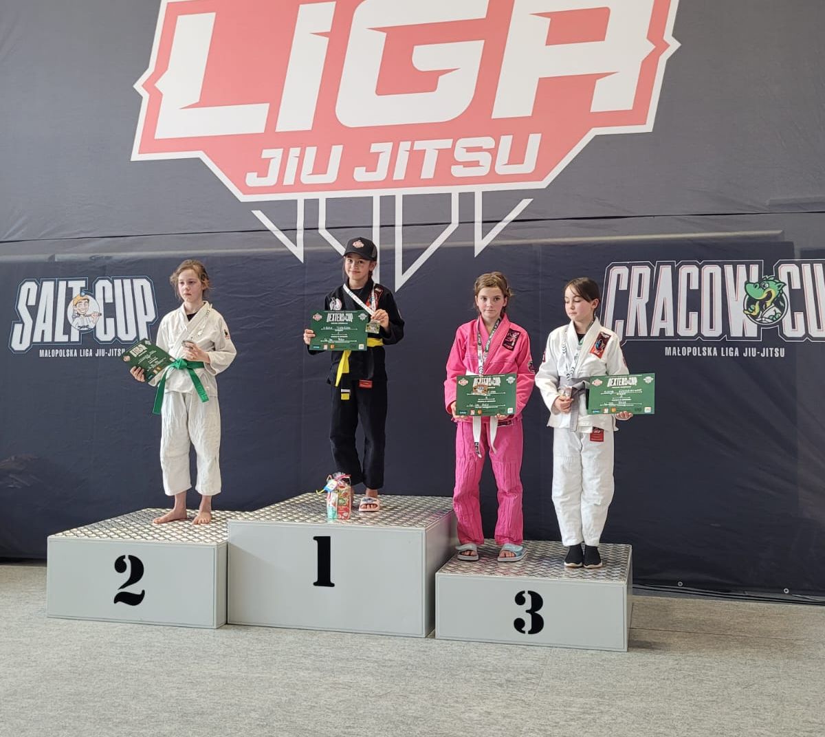 Zawodnicy na podium.