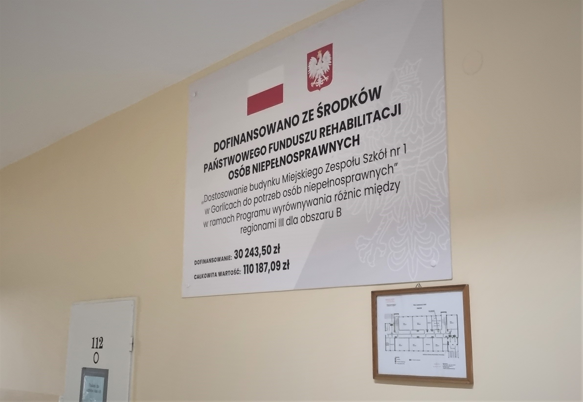 tablica informująca o dofinansowaniu zadania, zamieszczona w korytarzu na parterze Miejskiego Zespołu Szkół nr 1