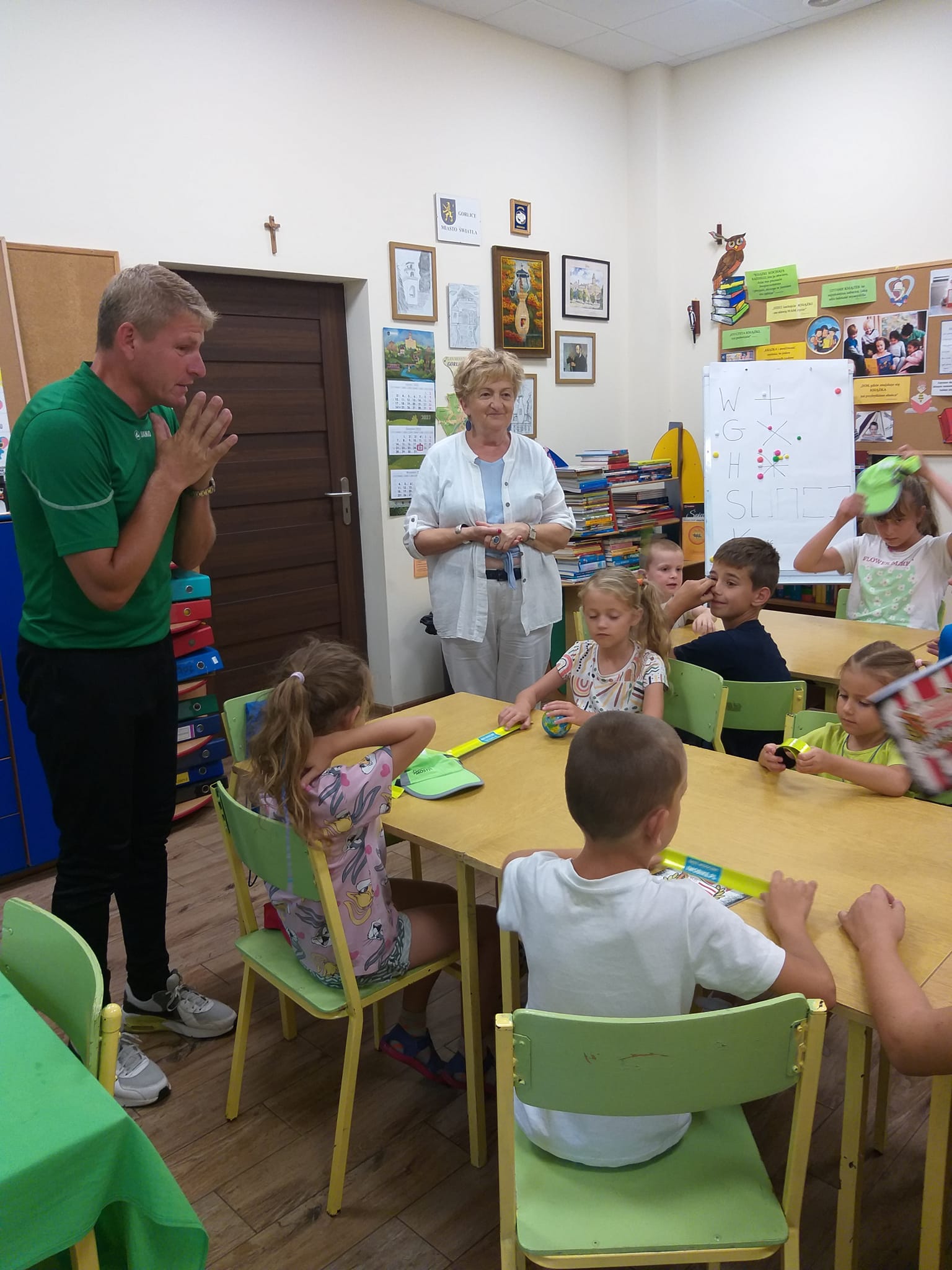 Prezes Stanisław Bąk mówi do dzieci.