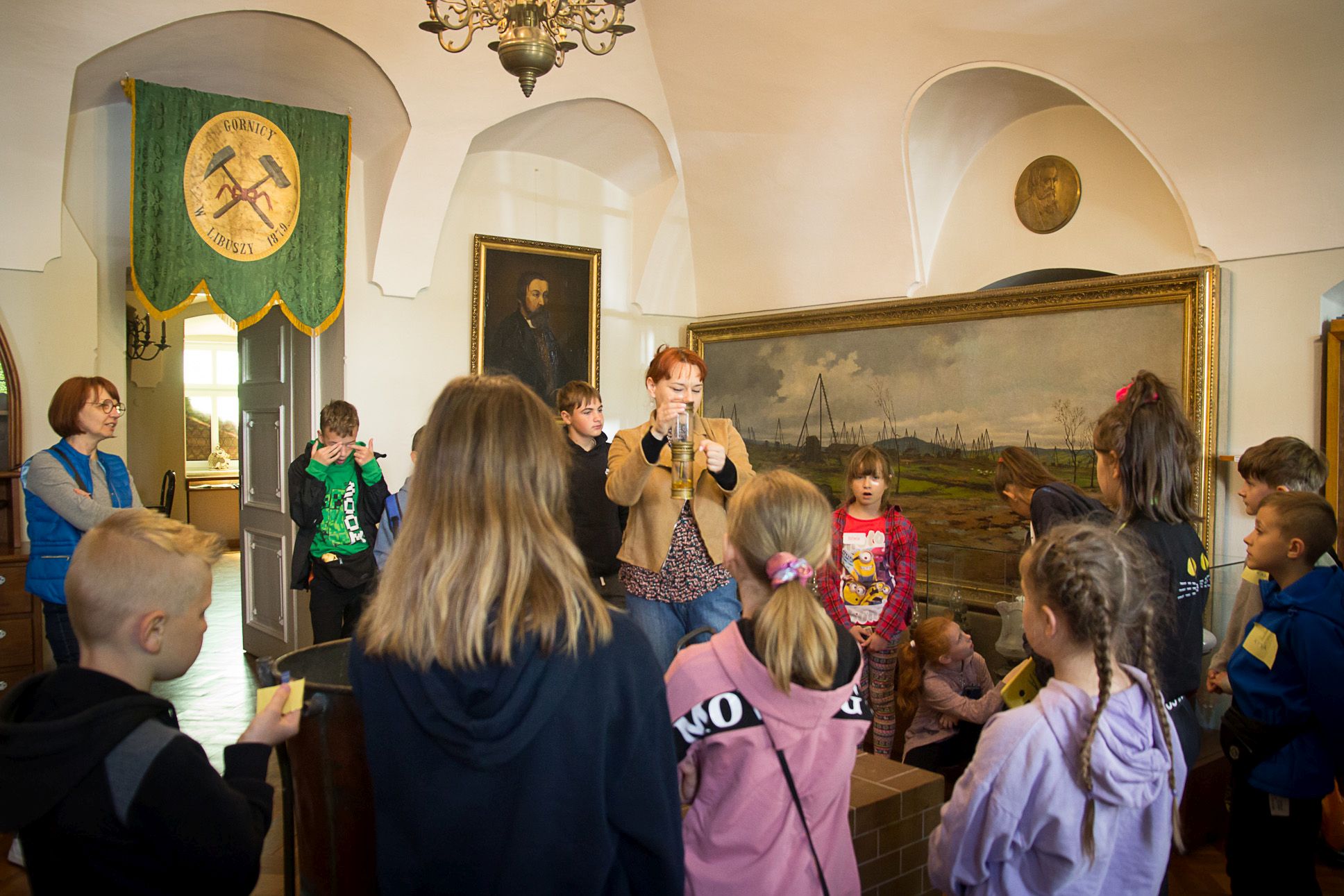 Uczestnicy zlotu w Muzeum PTTK.