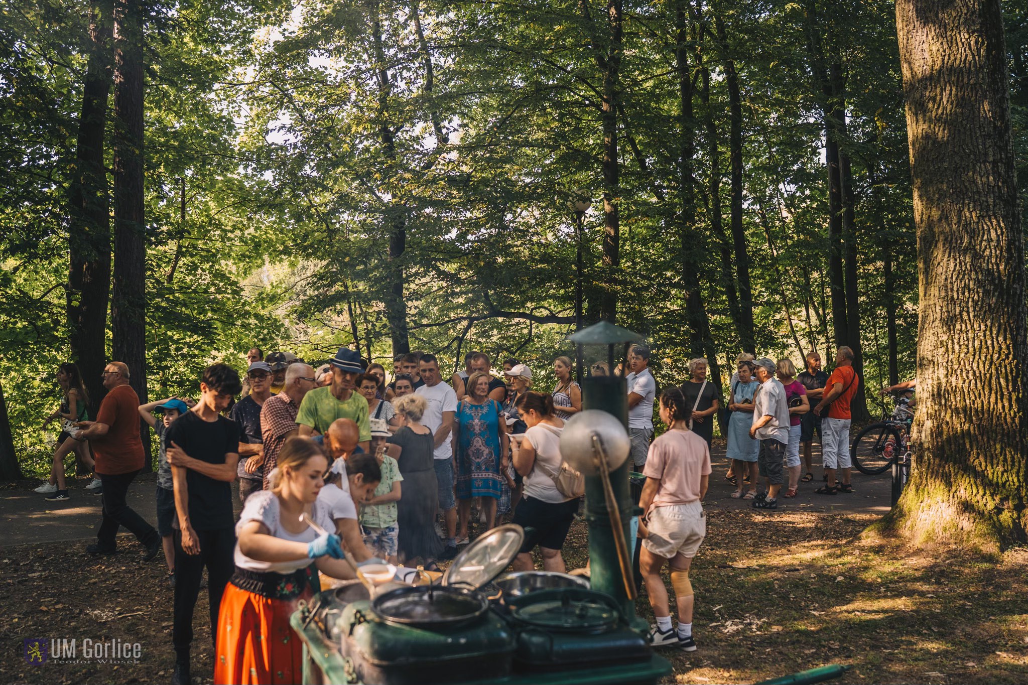 Kuchnia polowa w parku.