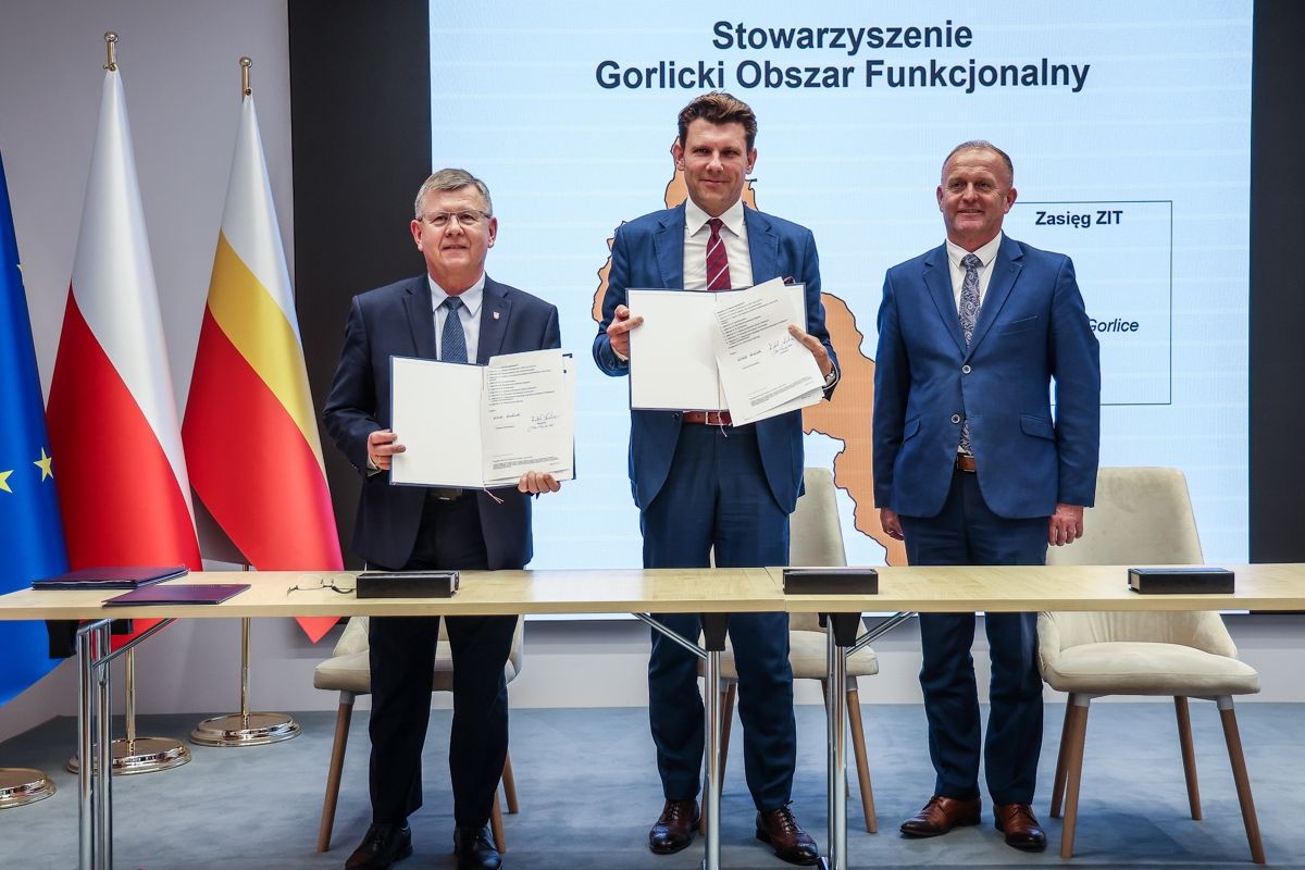 Marszałk z burmistrzem Gorlic i wójtem Gminy Gorlice prezentują umowy.