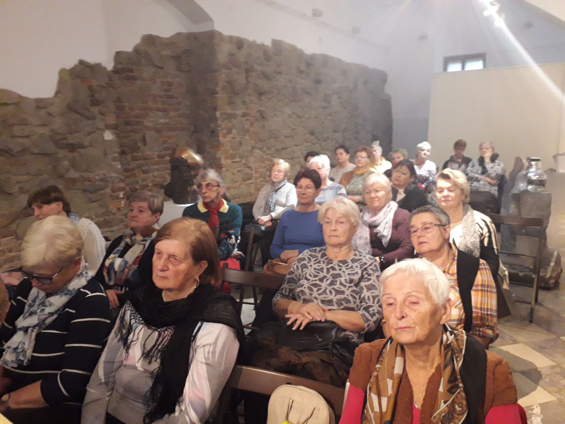 Słuchacze UZW w sali wykładowej.